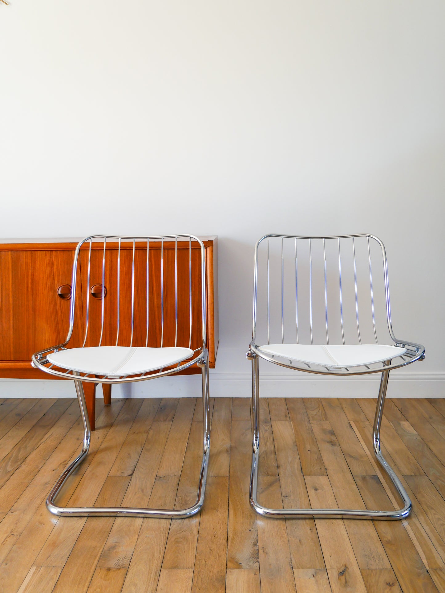 Paire de chaises filaires en chrome, avec galettes en simili Cuir Blanc, Design, Gastone Rinaldi, 1970 1970