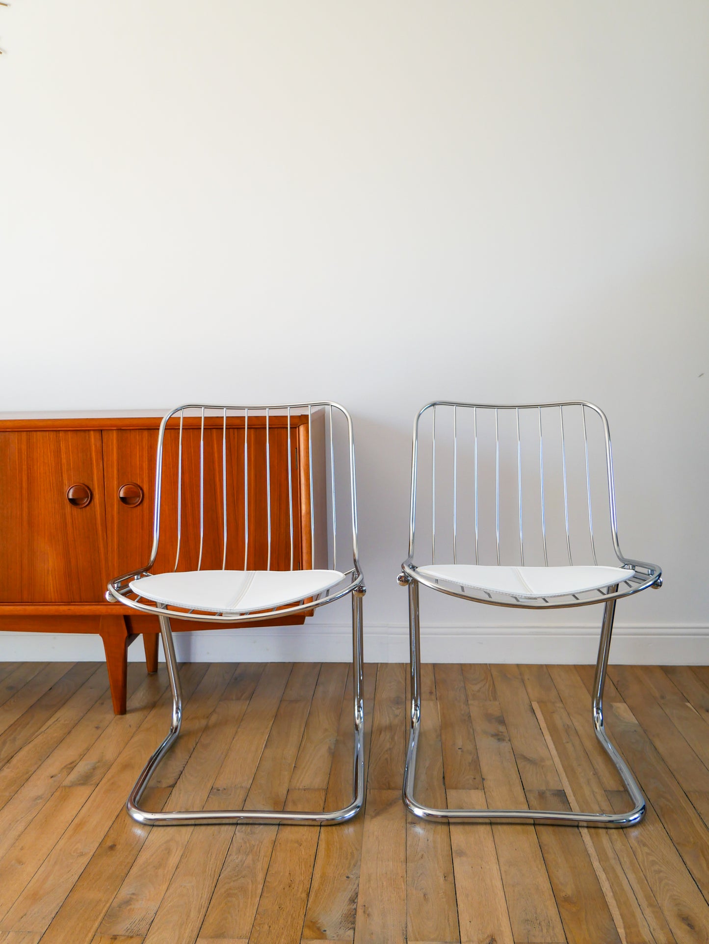 Paire de chaises filaires en chrome, avec galettes en simili Cuir Blanc, Design, Gastone Rinaldi, 1970 1970