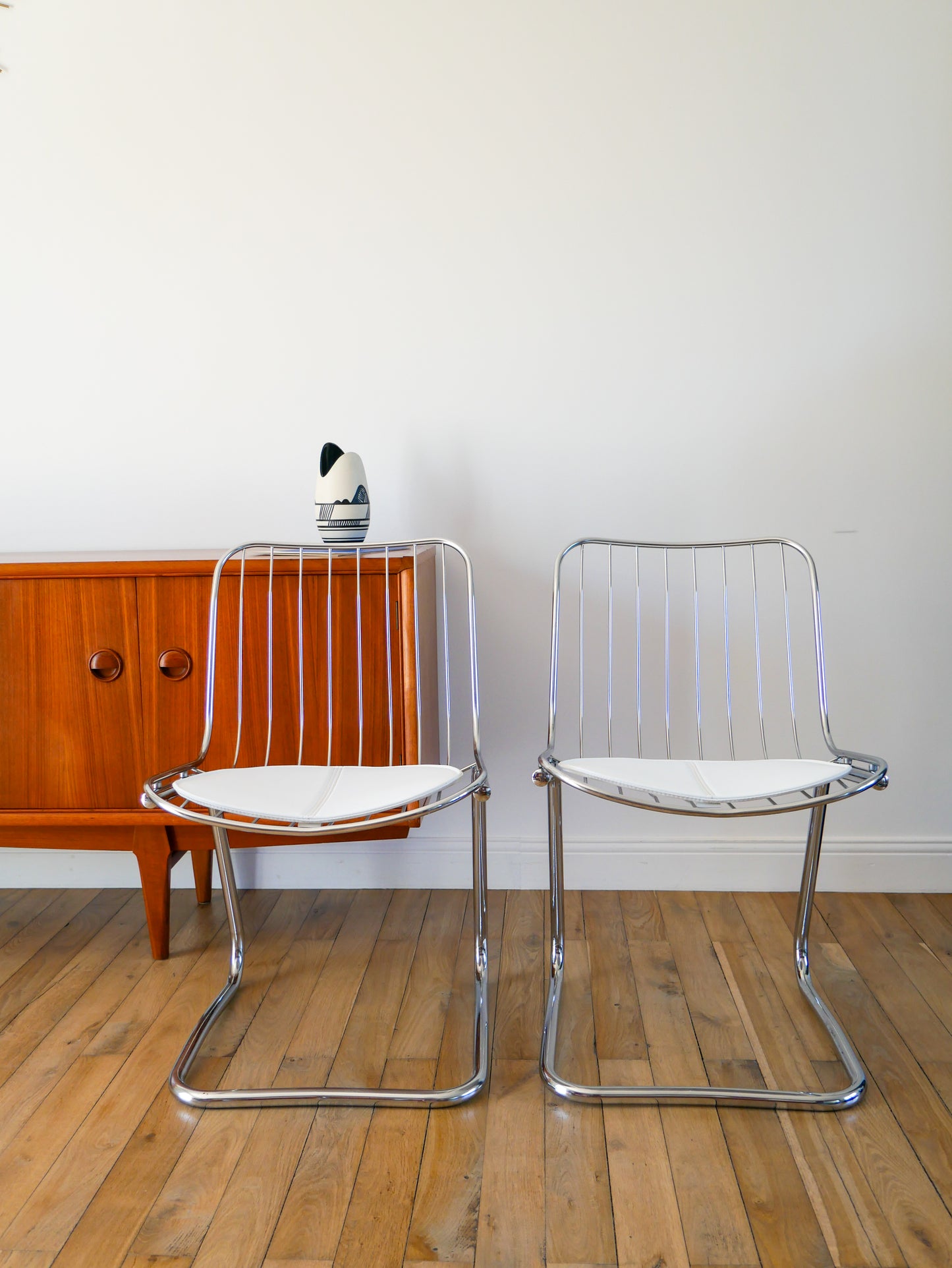 Paire de chaises filaires en chrome, avec galettes en simili Cuir Blanc, Design, Gastone Rinaldi, 1970 1970