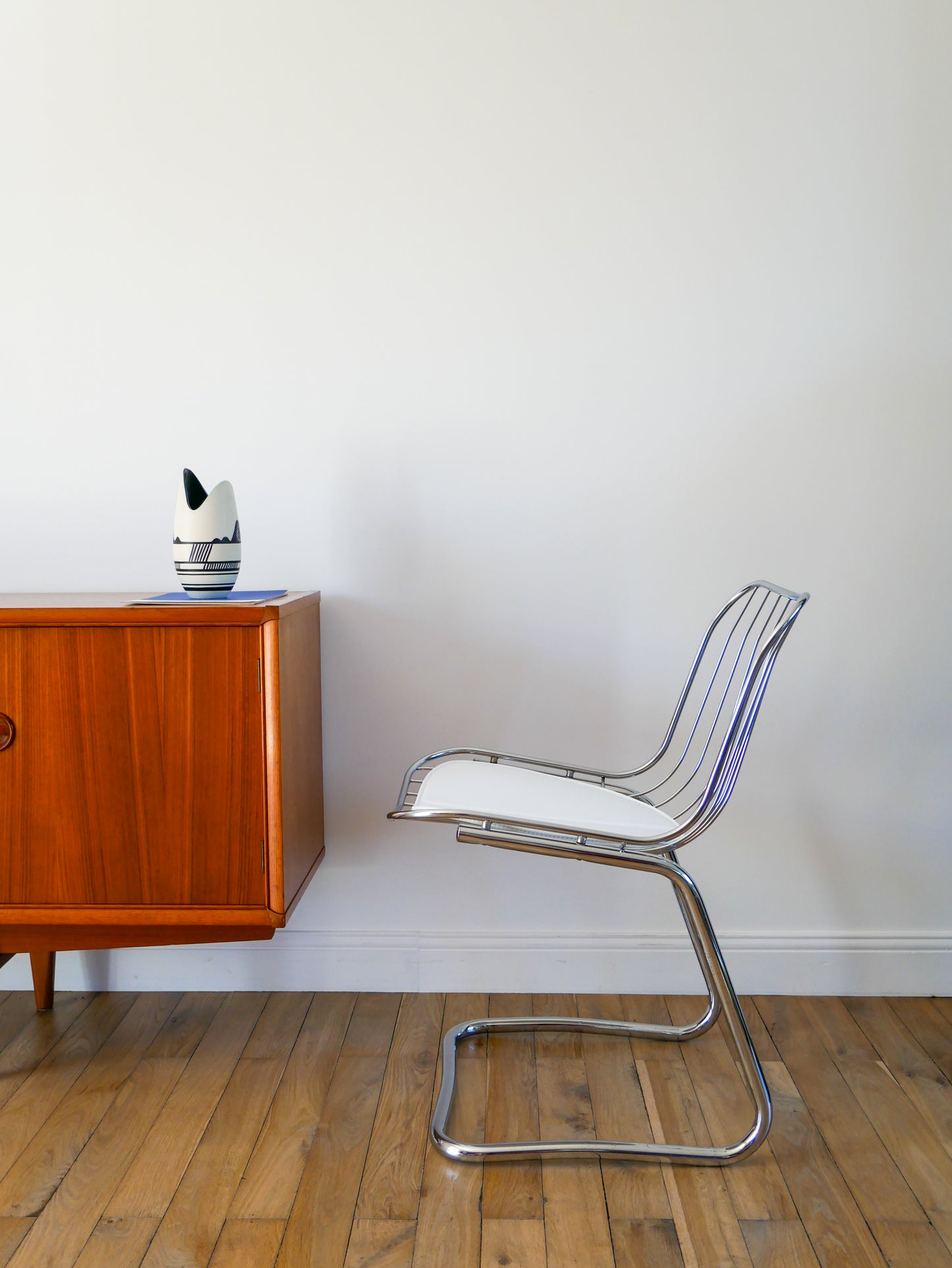 Paire de chaises filaires en chrome, avec galettes en simili Cuir Blanc, Design, Gastone Rinaldi, 1970 1970