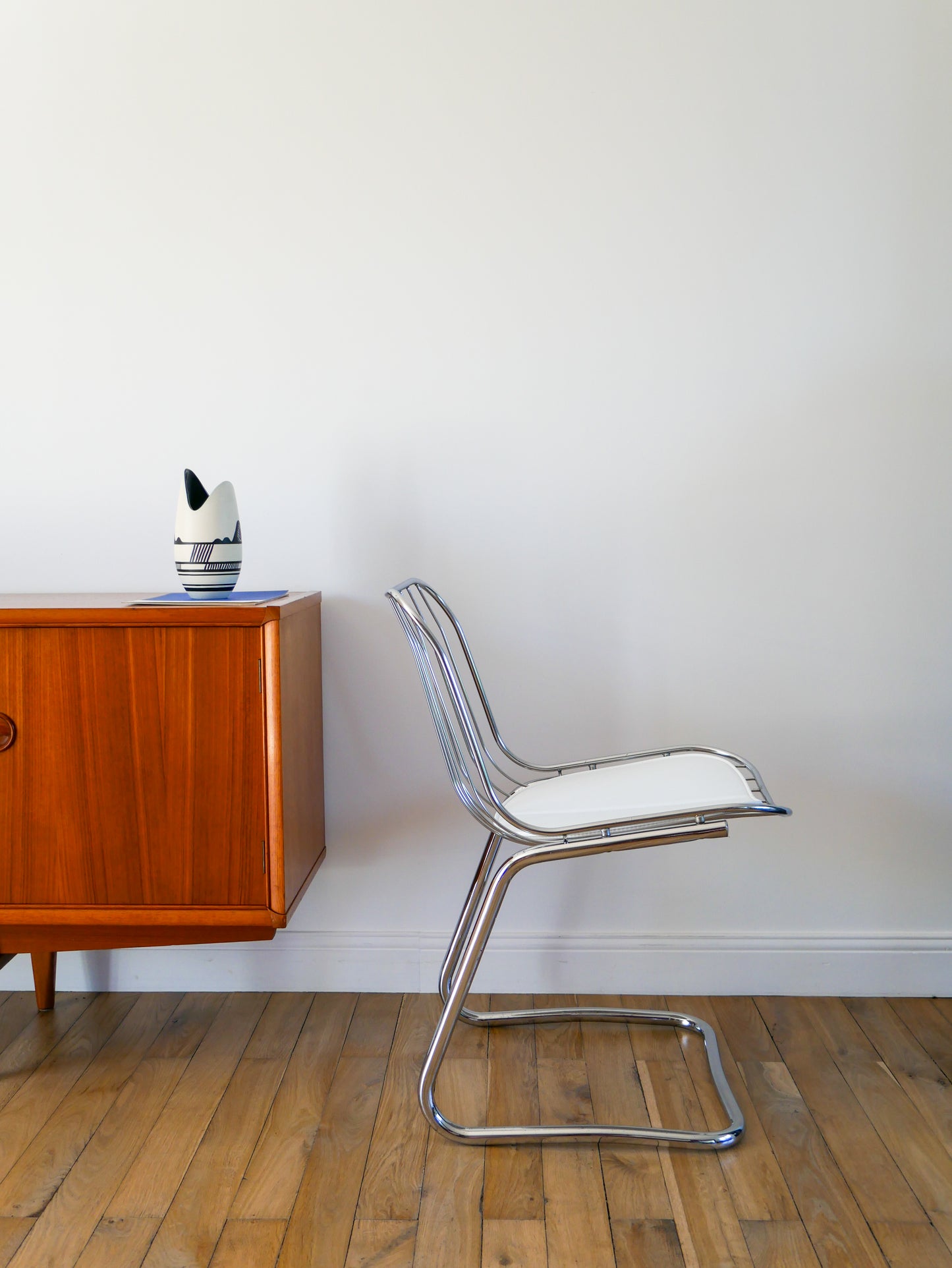 Paire de chaises filaires en chrome, avec galettes en simili Cuir Blanc, Design, Gastone Rinaldi, 1970 1970