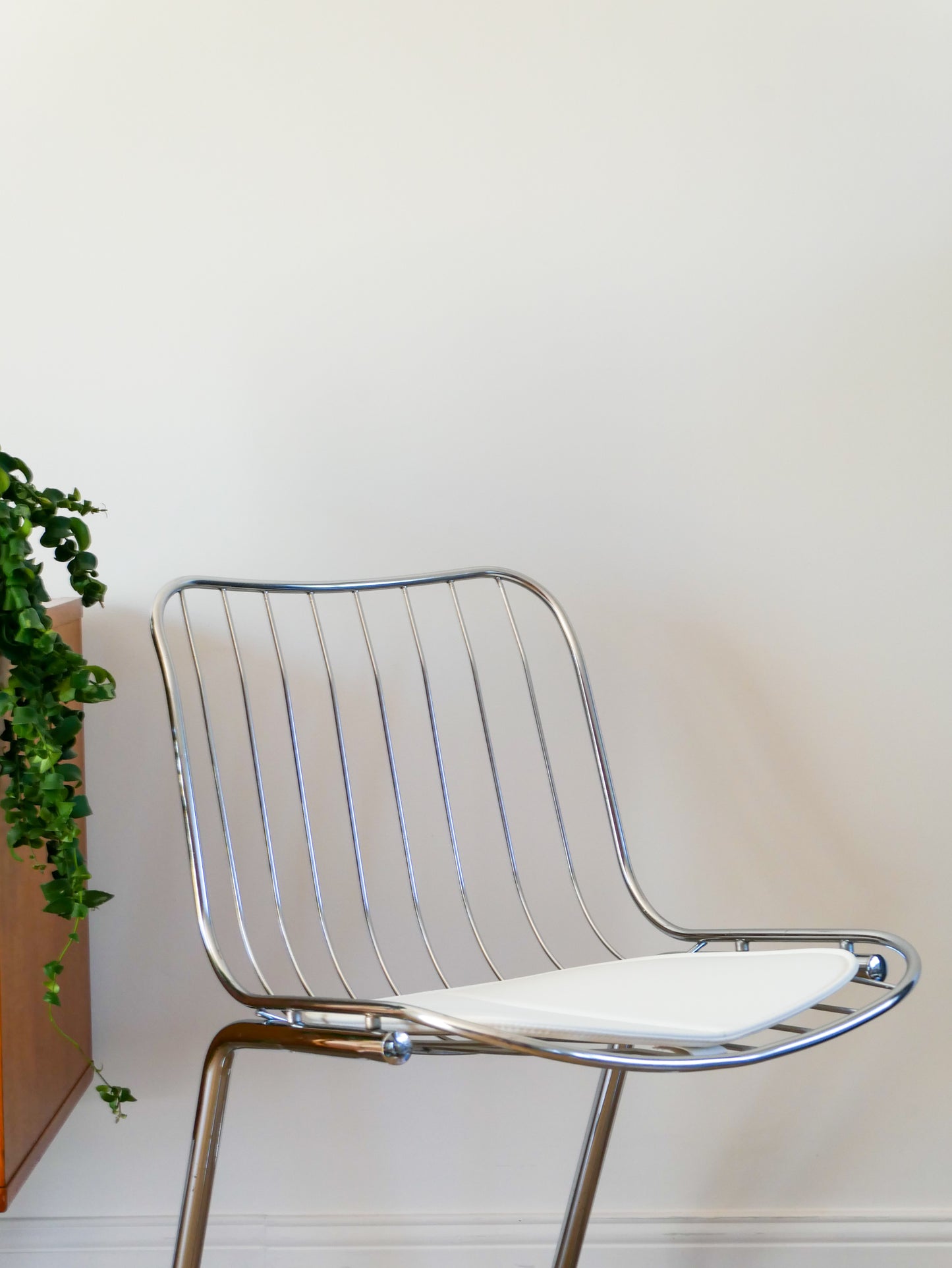 Paire de chaises filaires en chrome, avec galettes en simili Cuir Blanc, Design, Gastone Rinaldi, 1970 1970