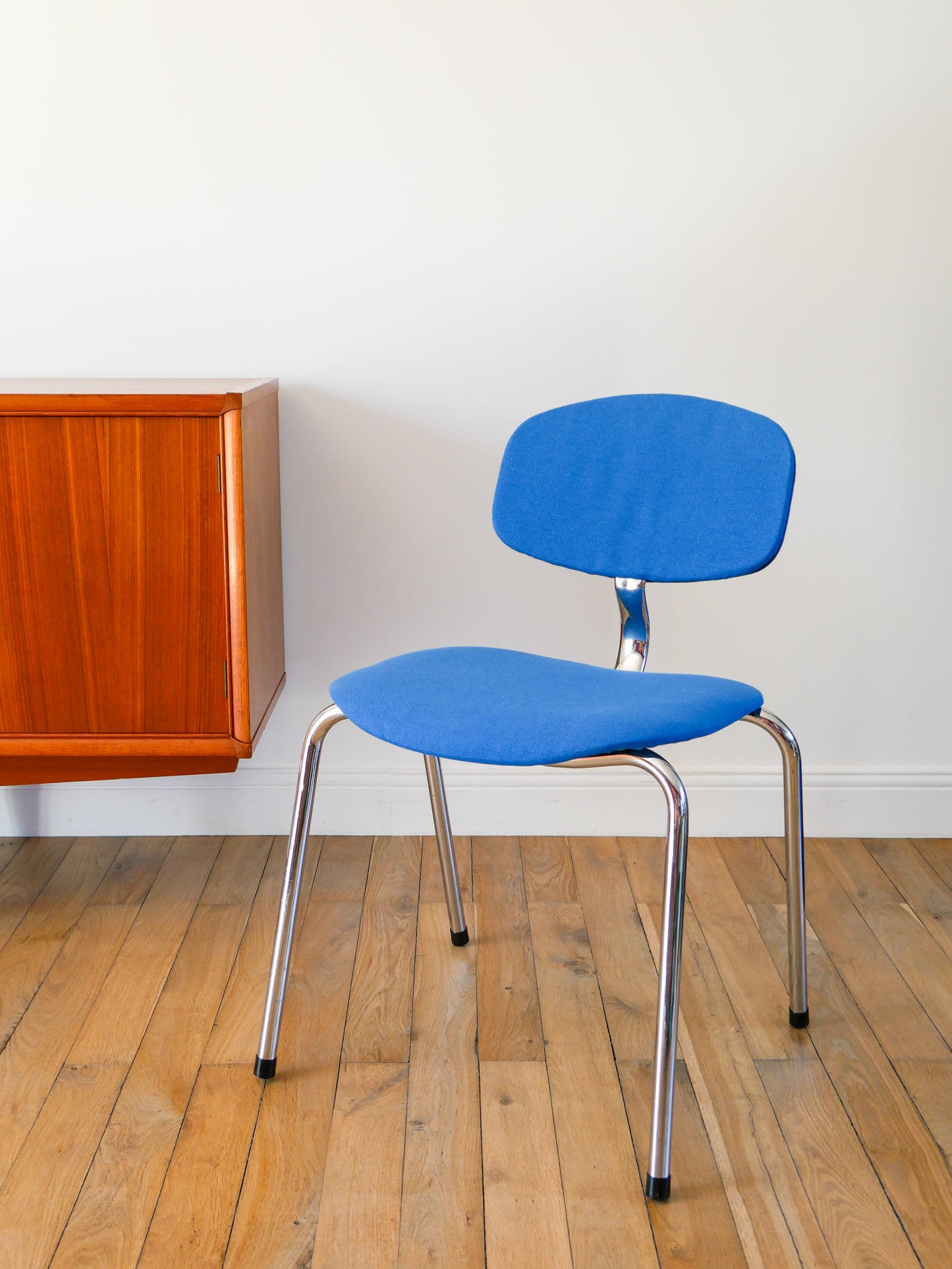 Chaise Strafor par Pierre Paulin, retapissées Bleu Klein, 1970