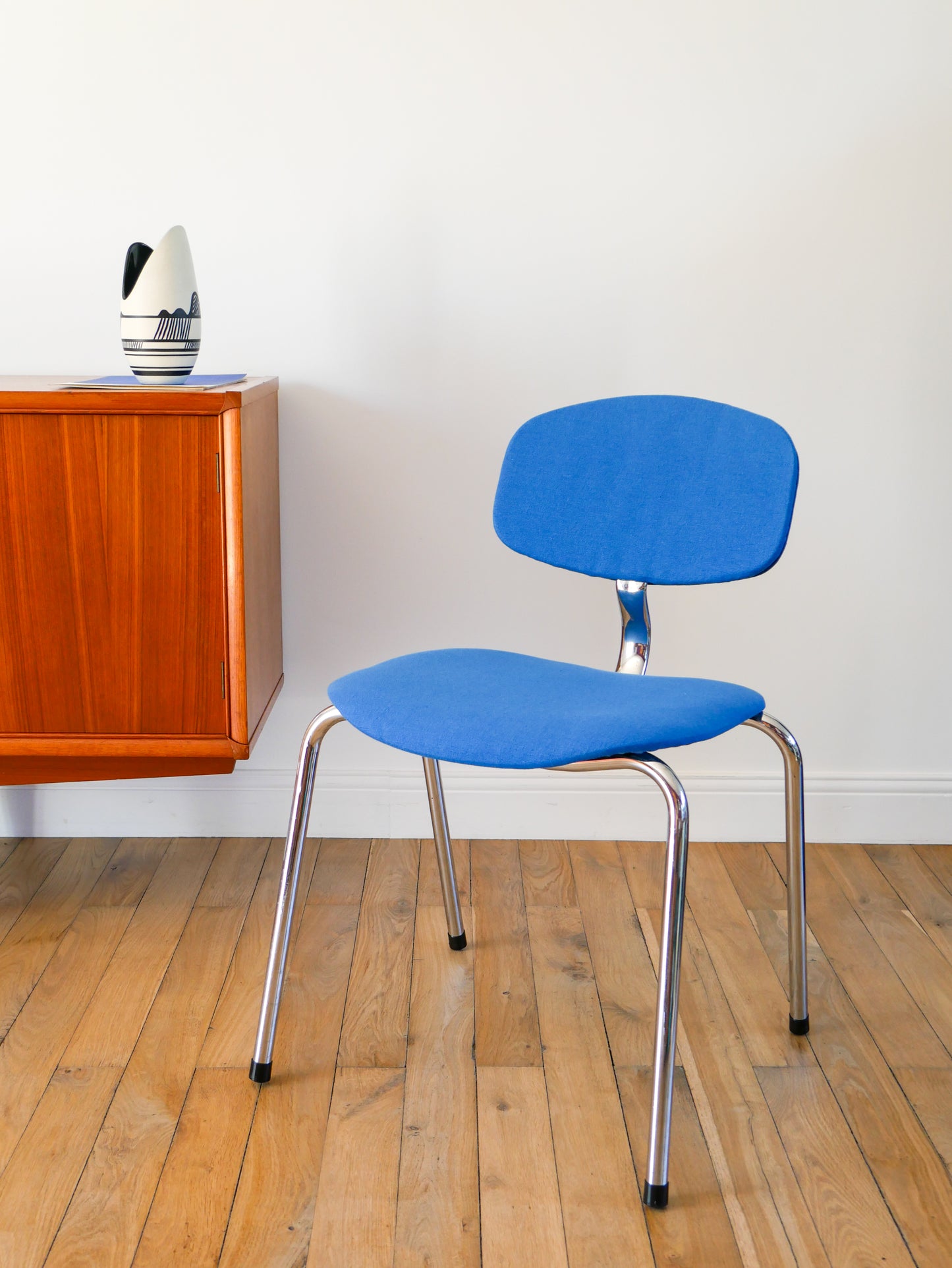 Chaise Strafor par Pierre Paulin, retapissées Bleu Klein, 1970