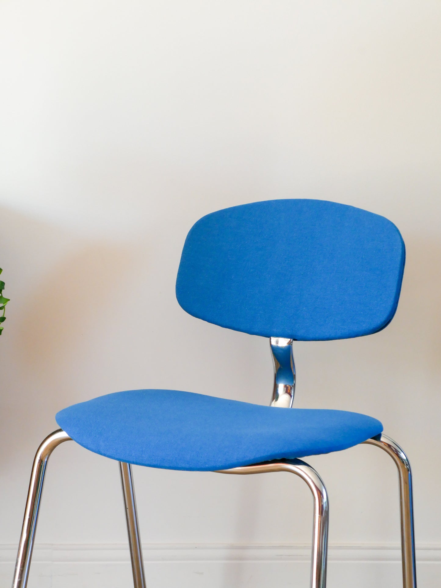 Chaise Strafor par Pierre Paulin, retapissées Bleu Klein, 1970