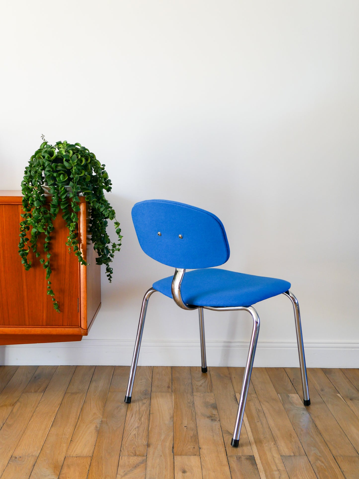 Chaise Strafor par Pierre Paulin, retapissées Bleu Klein, 1970