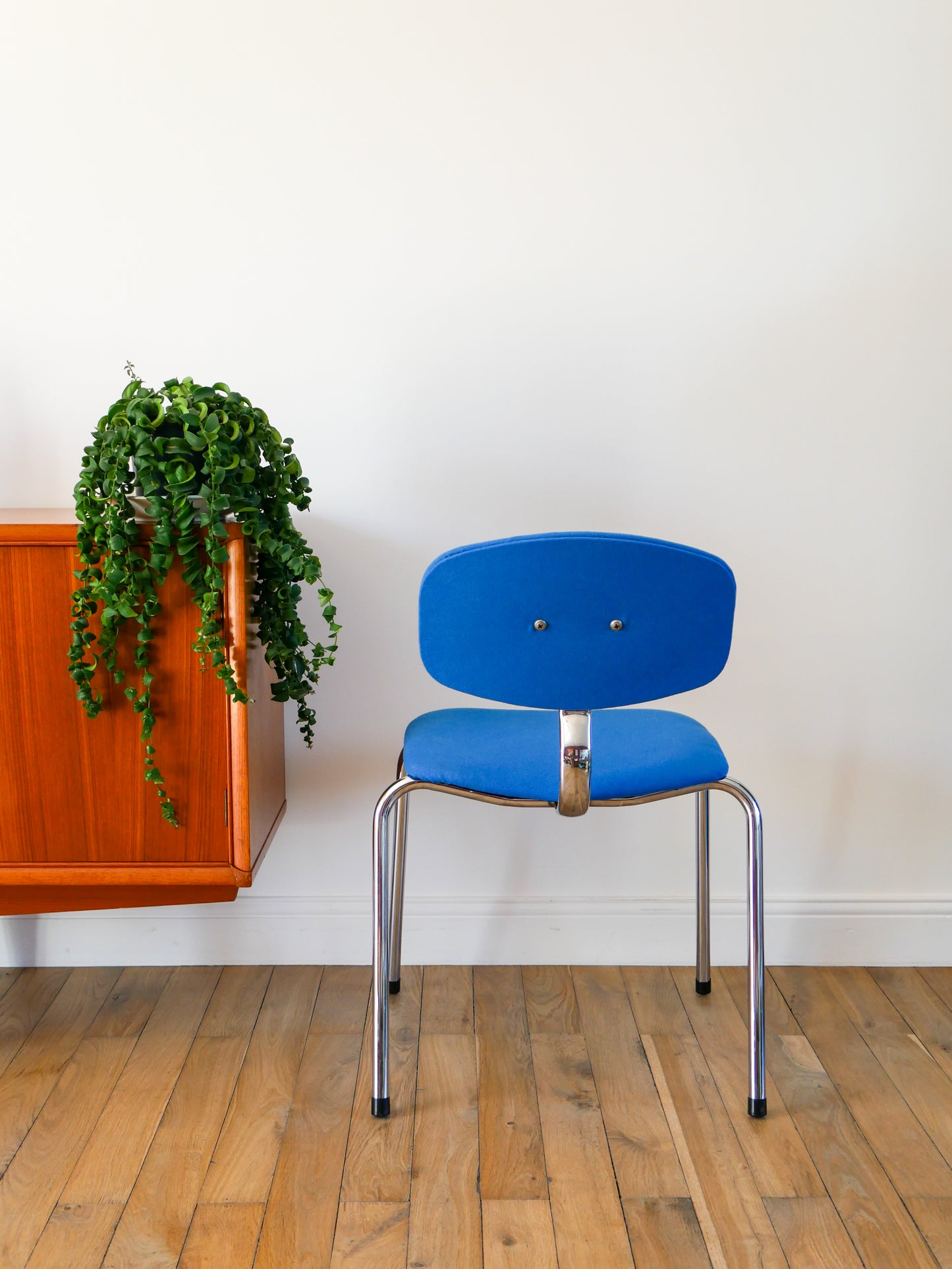 Chaise Strafor par Pierre Paulin, retapissées Bleu Klein, 1970