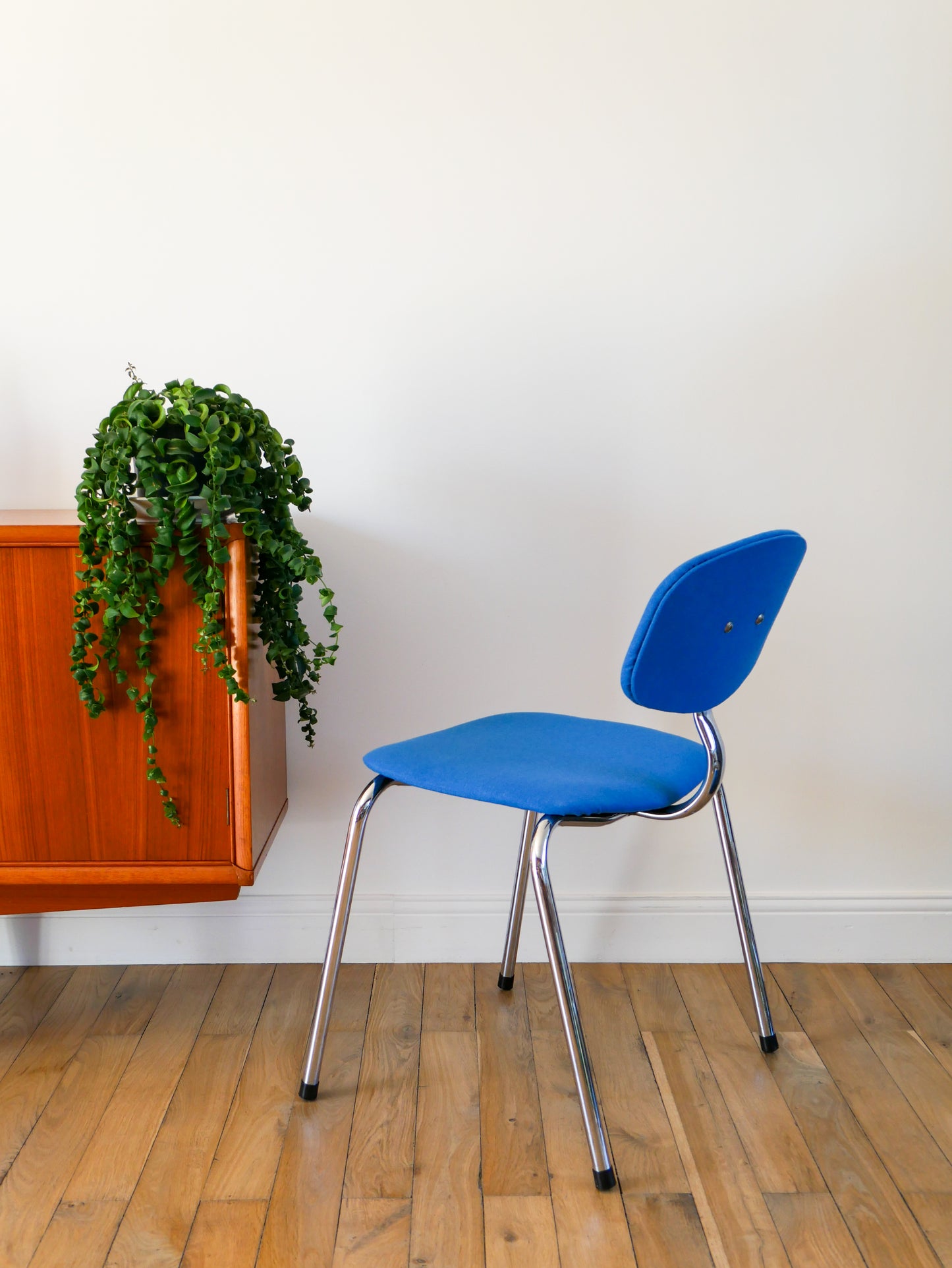 Chaise Strafor par Pierre Paulin, retapissées Bleu Klein, 1970