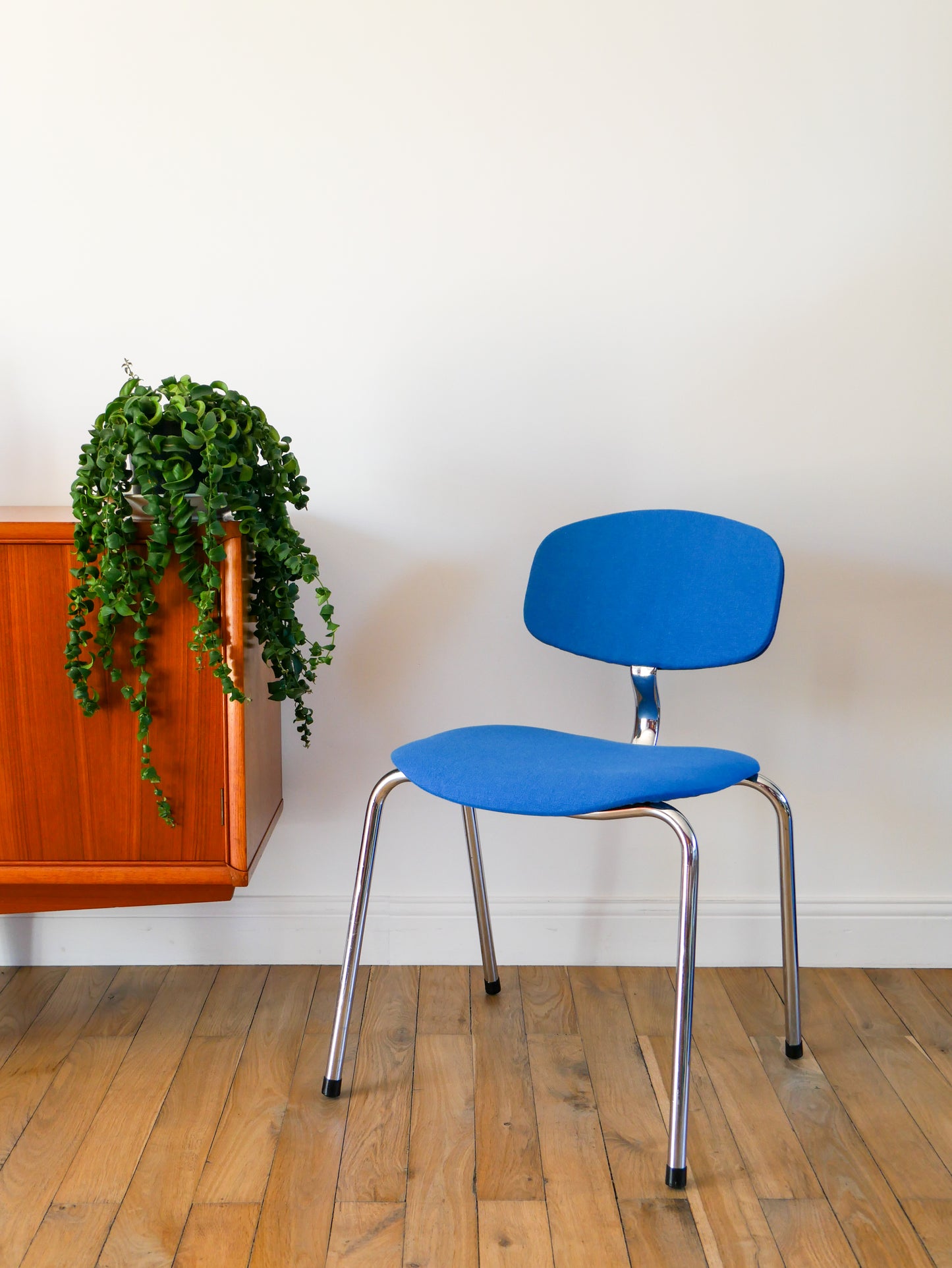 Chaise Strafor par Pierre Paulin, retapissées Bleu Klein, 1970