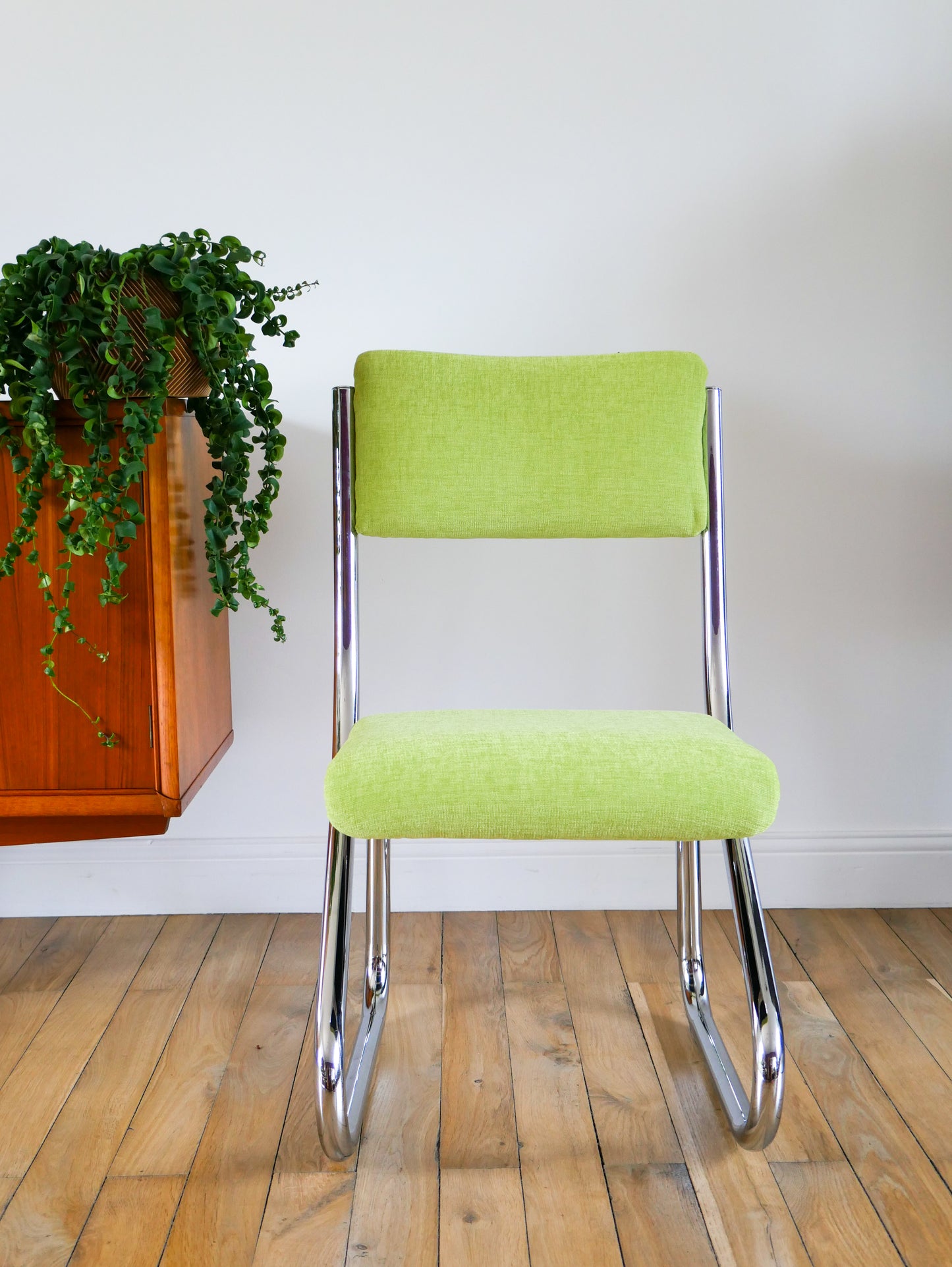 Ensemble de 4 chaises tubulaires en chrome, retapissées Velours Vert Pomme, Design, 1970