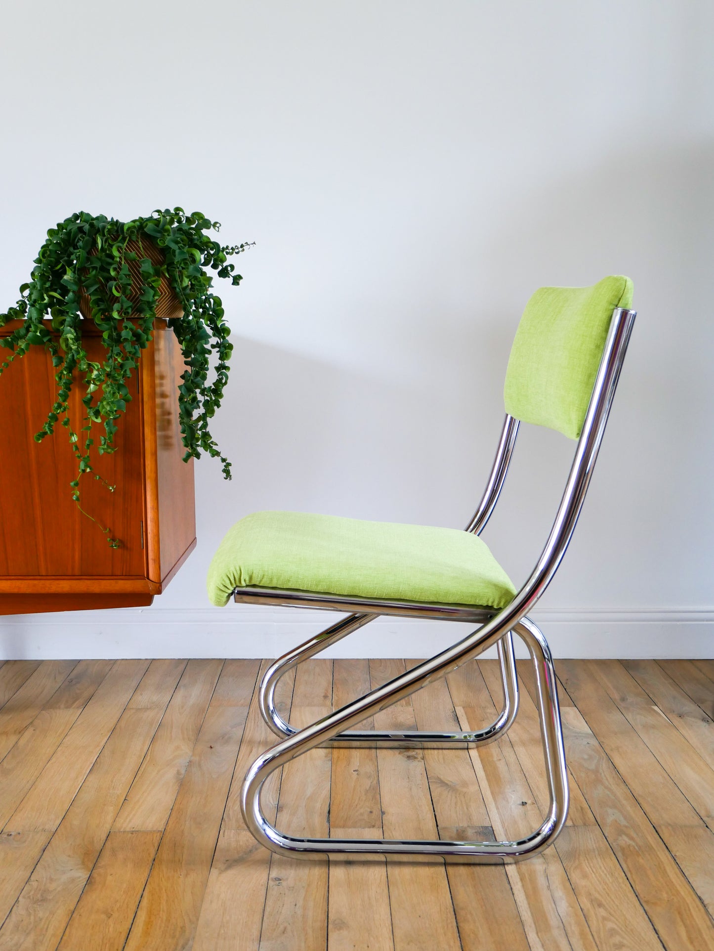 Ensemble de 4 chaises tubulaires en chrome, retapissées Velours Vert Pomme, Design, 1970