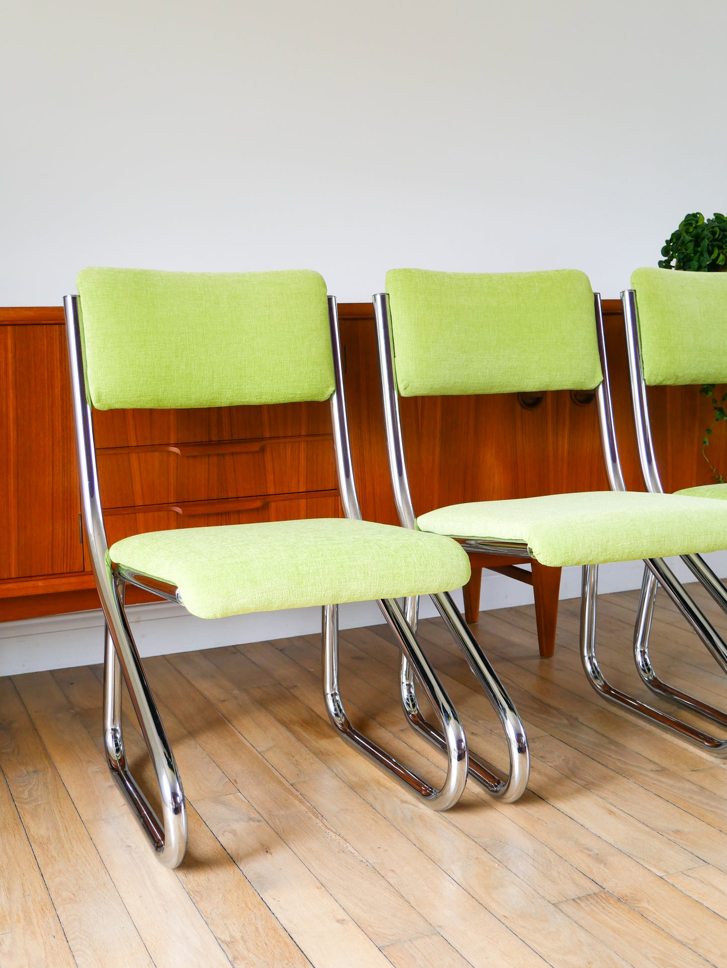 Ensemble de 4 chaises tubulaires en chrome, retapissées Velours Vert Pomme, Design, 1970