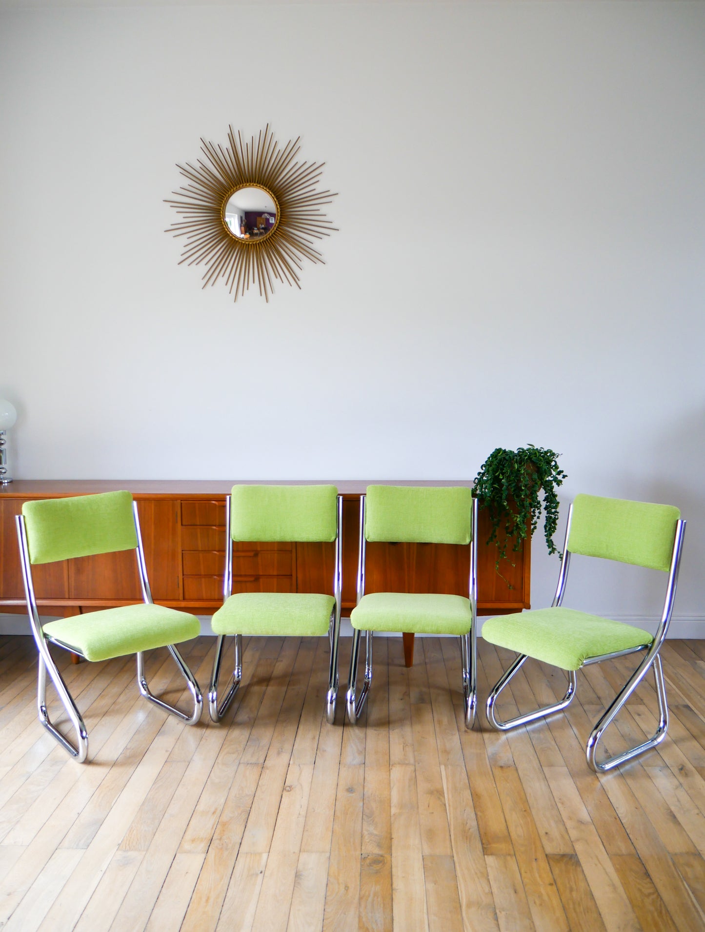 Ensemble de 4 chaises tubulaires en chrome, retapissées Velours Vert Pomme, Design, 1970