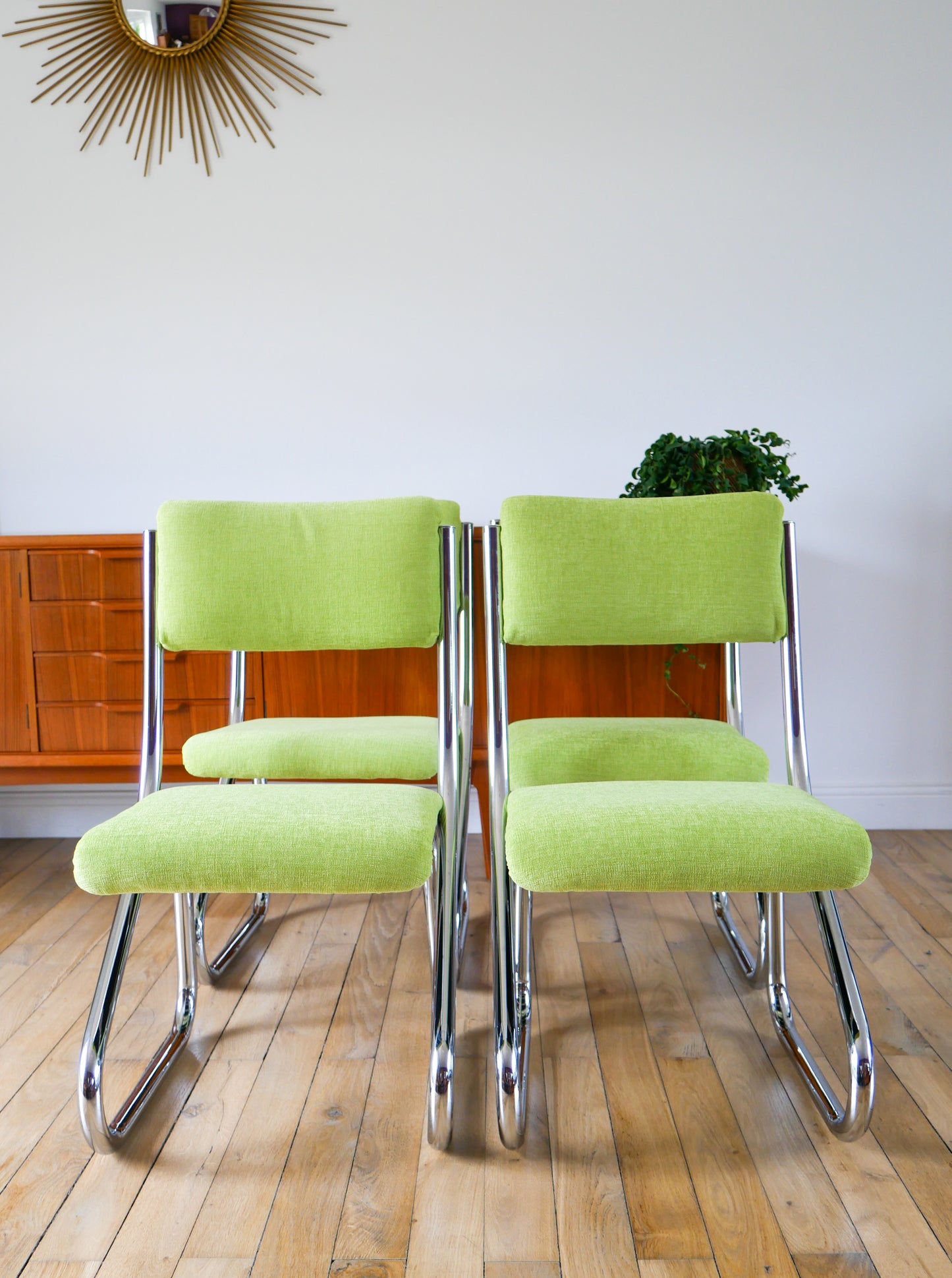 Ensemble de 4 chaises tubulaires en chrome, retapissées Velours Vert Pomme, Design, 1970