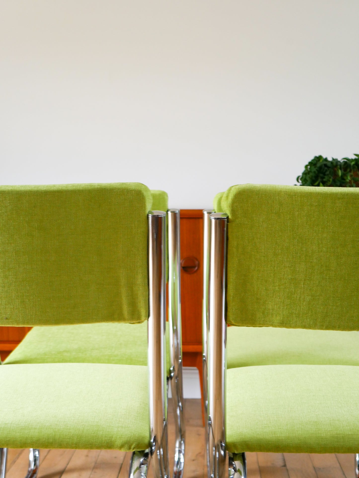 Ensemble de 4 chaises tubulaires en chrome, retapissées Velours Vert Pomme, Design, 1970