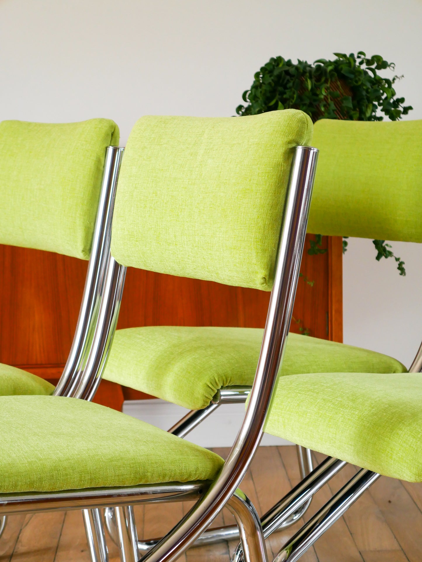 Ensemble de 4 chaises tubulaires en chrome, retapissées Velours Vert Pomme, Design, 1970