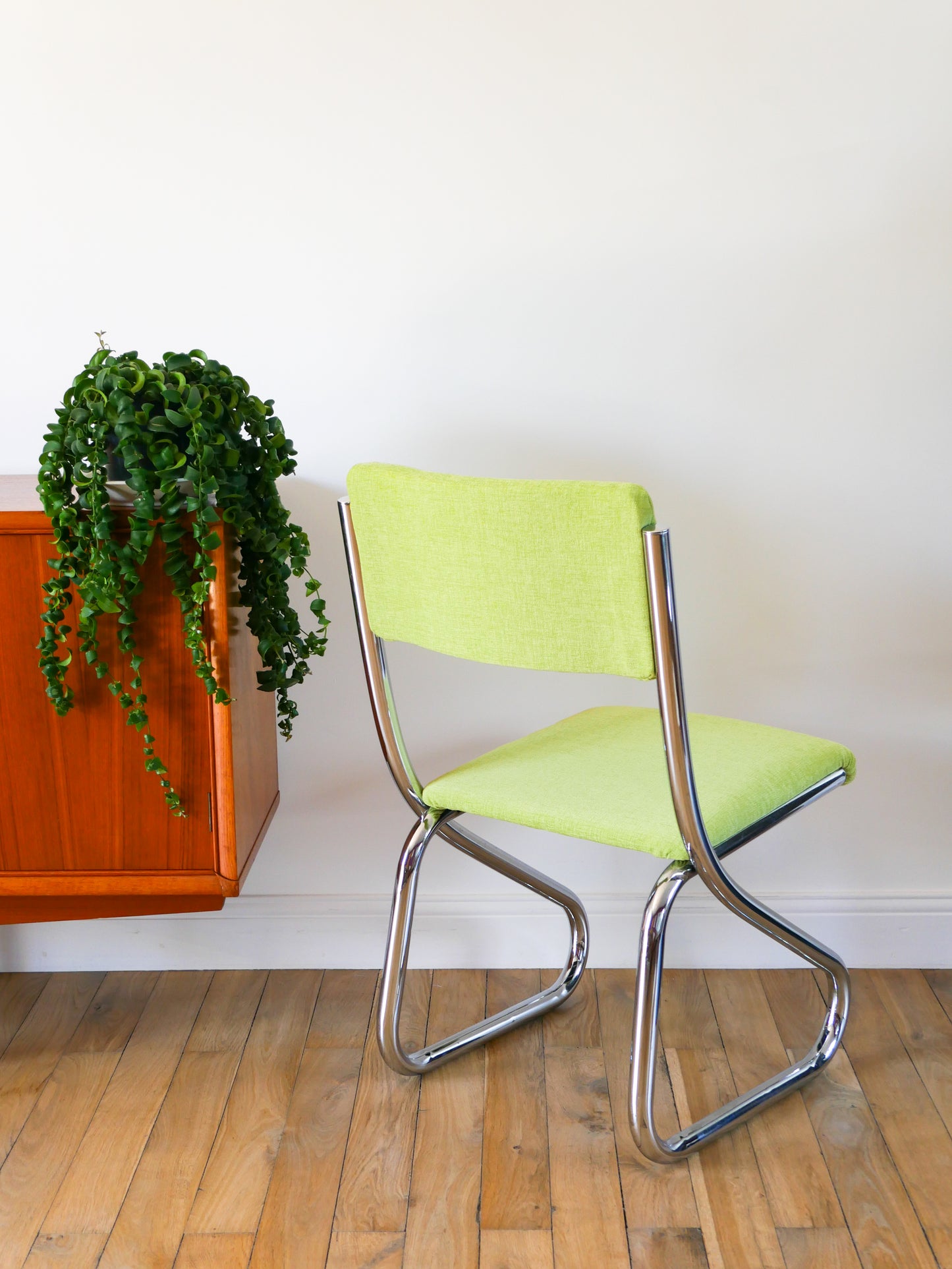 Ensemble de 4 chaises tubulaires en chrome, retapissées Velours Vert Pomme, Design, 1970