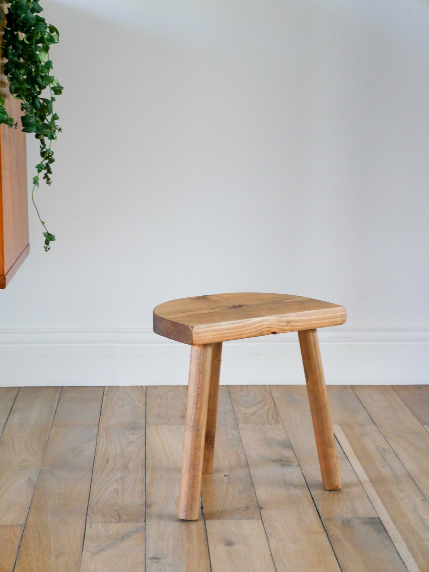 Tabouret tripode en bois, vintage - 27 X 27 X 19 cm