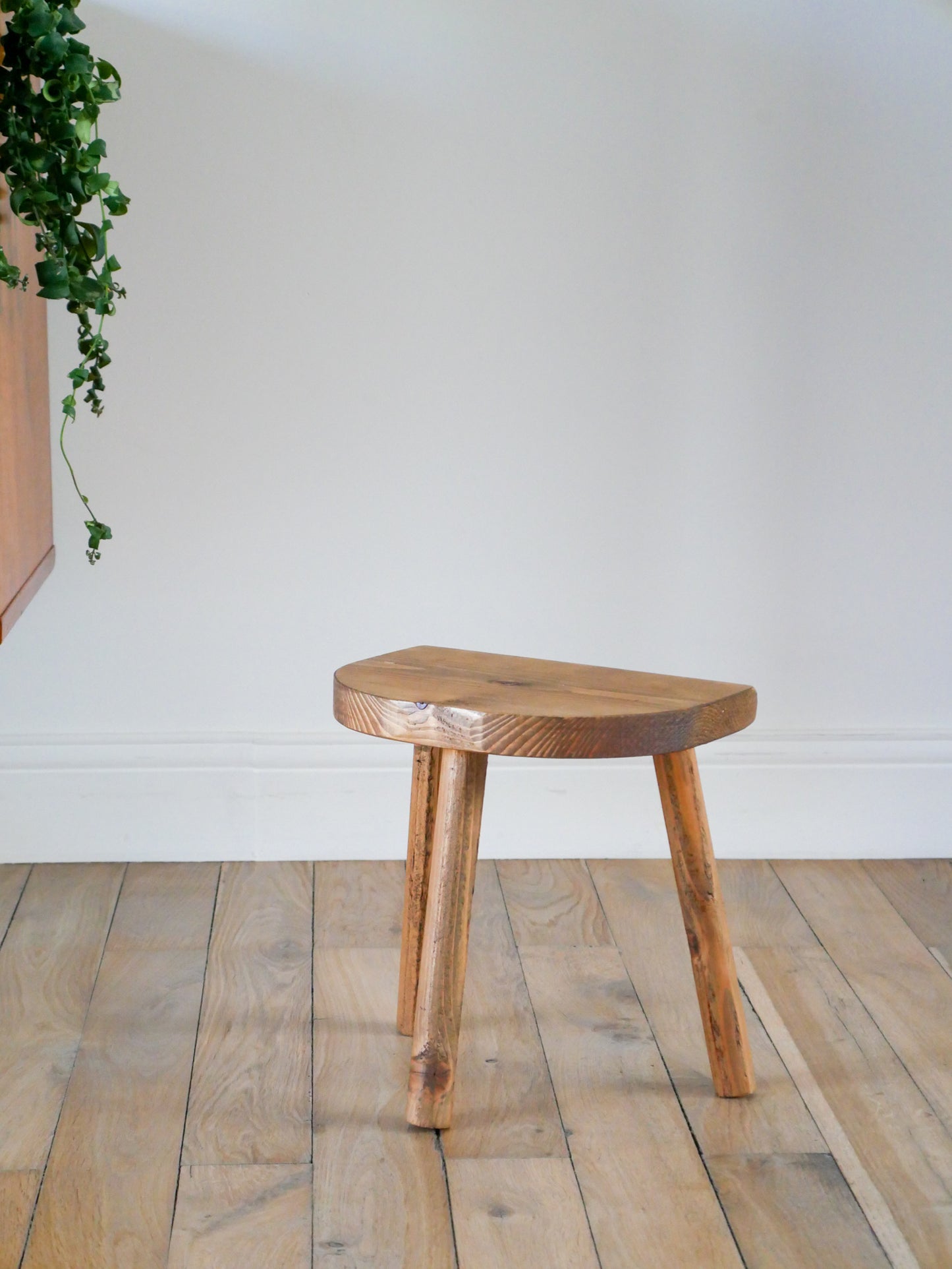 Tabouret tripode en bois, vintage - 27 X 27 X 19 cm