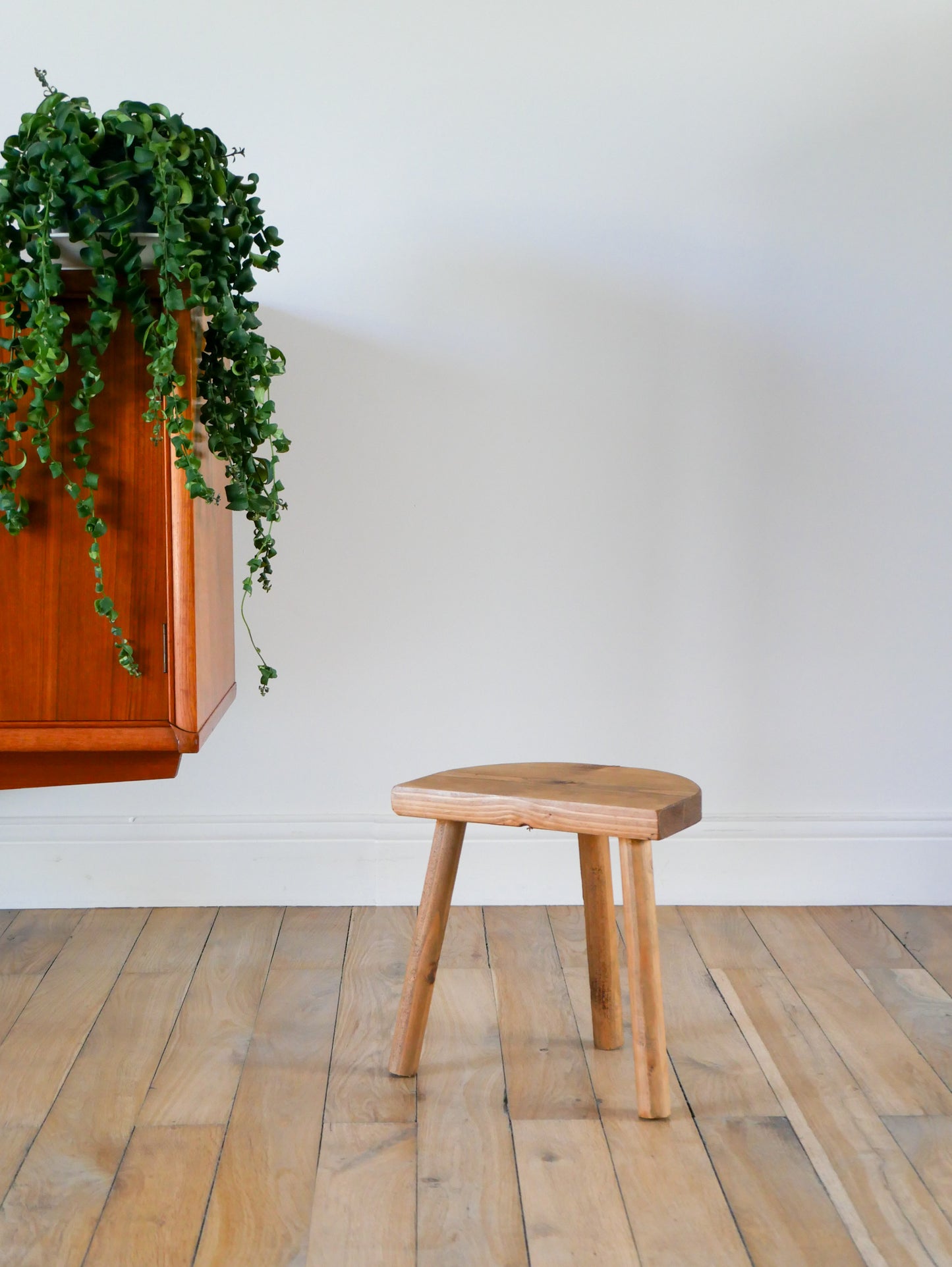 Tabouret tripode en bois, vintage - 27 X 27 X 19 cm