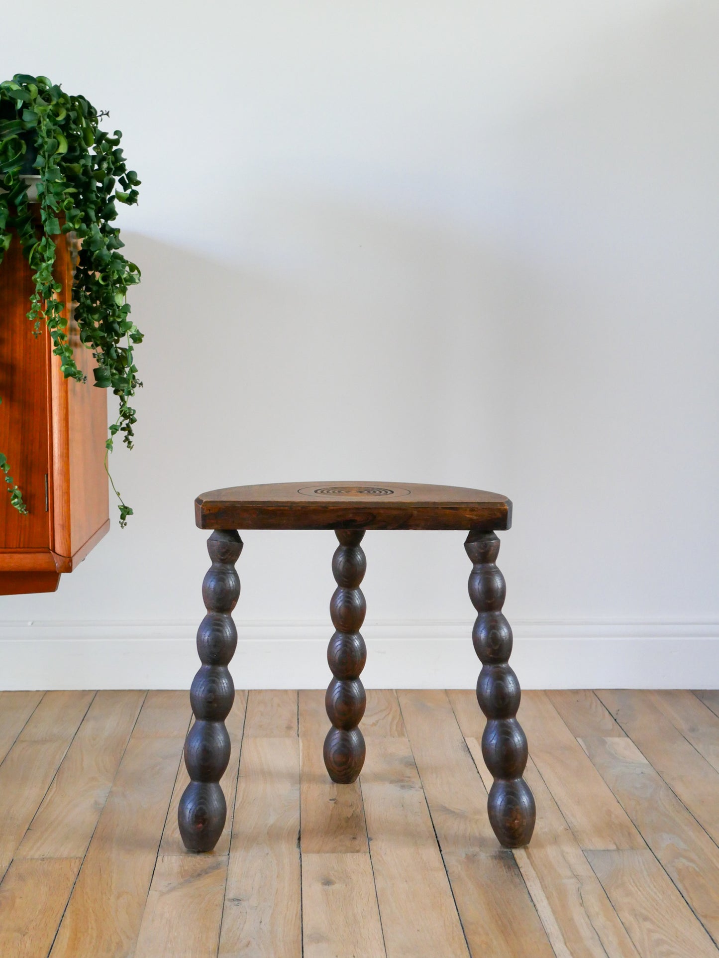 Tabouret tripode en bois perlé, brutaliste, 1970 - 41 X 38  X 21 cm