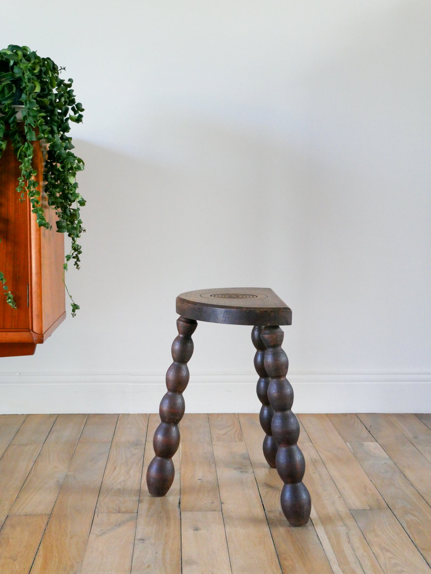 Tabouret tripode en bois perlé, brutaliste, 1970 - 41 X 38  X 21 cm