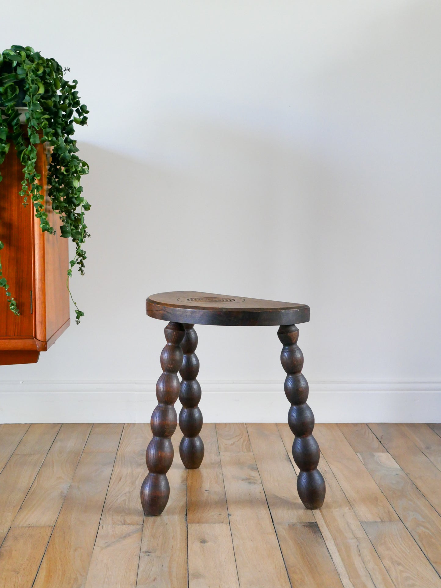 Tabouret tripode en bois perlé, brutaliste, 1970 - 41 X 38  X 21 cm