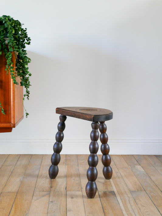 Tabouret tripode en bois perlé, brutaliste, 1970 - 41 X 38  X 21 cm