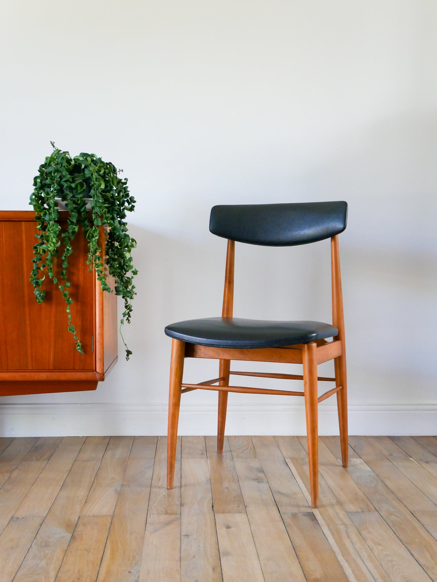 Chaise scandinave en teck et skaï, Noir,  Design Danois, 1960