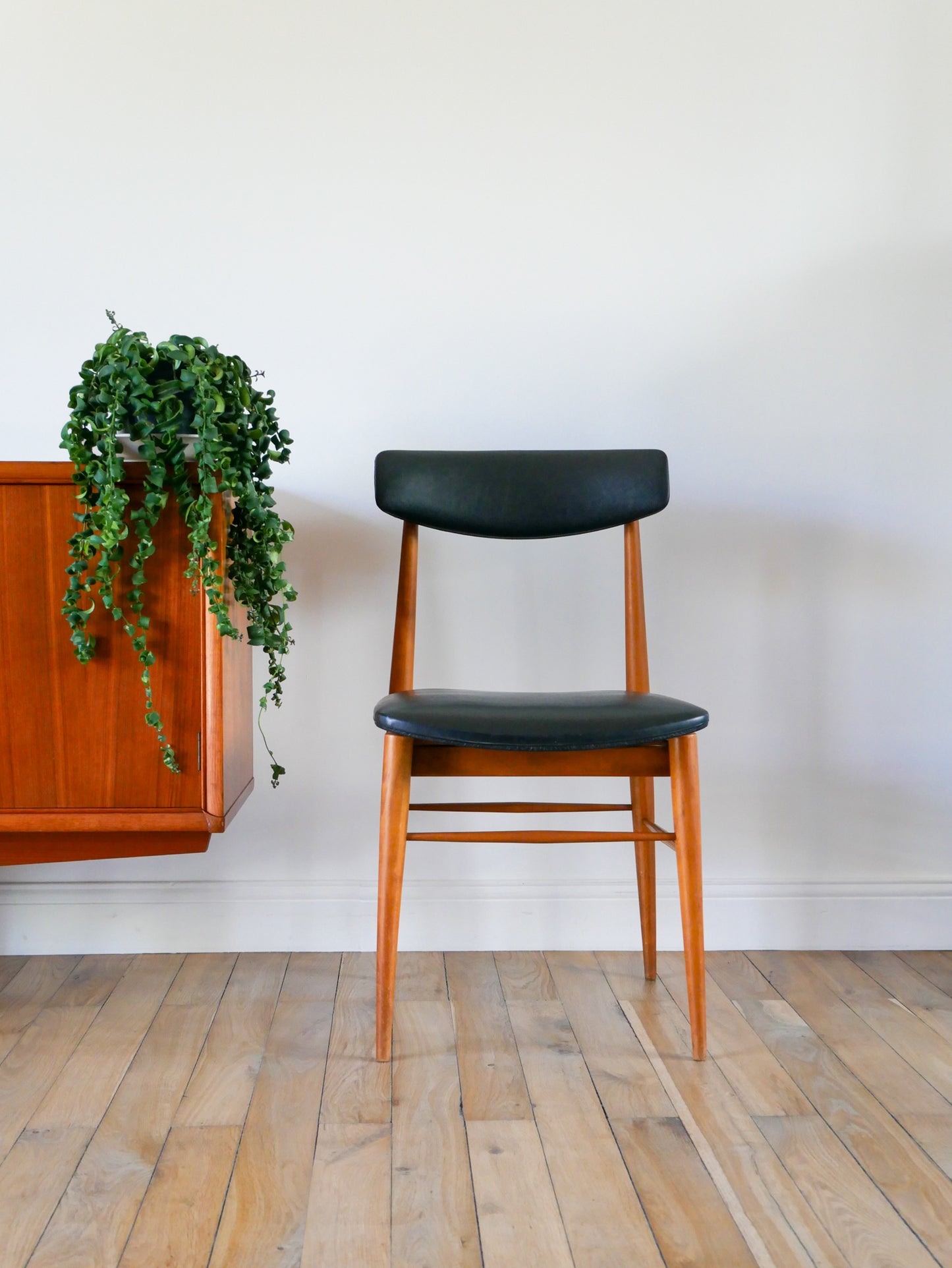 Chaise scandinave en teck et skaï, Noir,  Design Danois, 1960