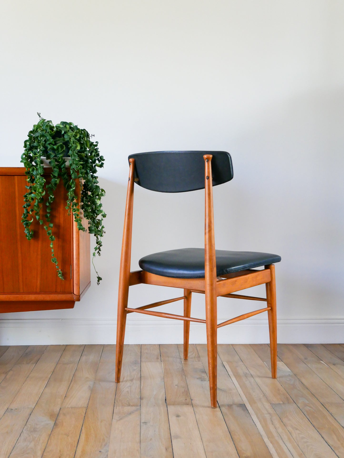 Chaise scandinave en teck et skaï, Noir,  Design Danois, 1960