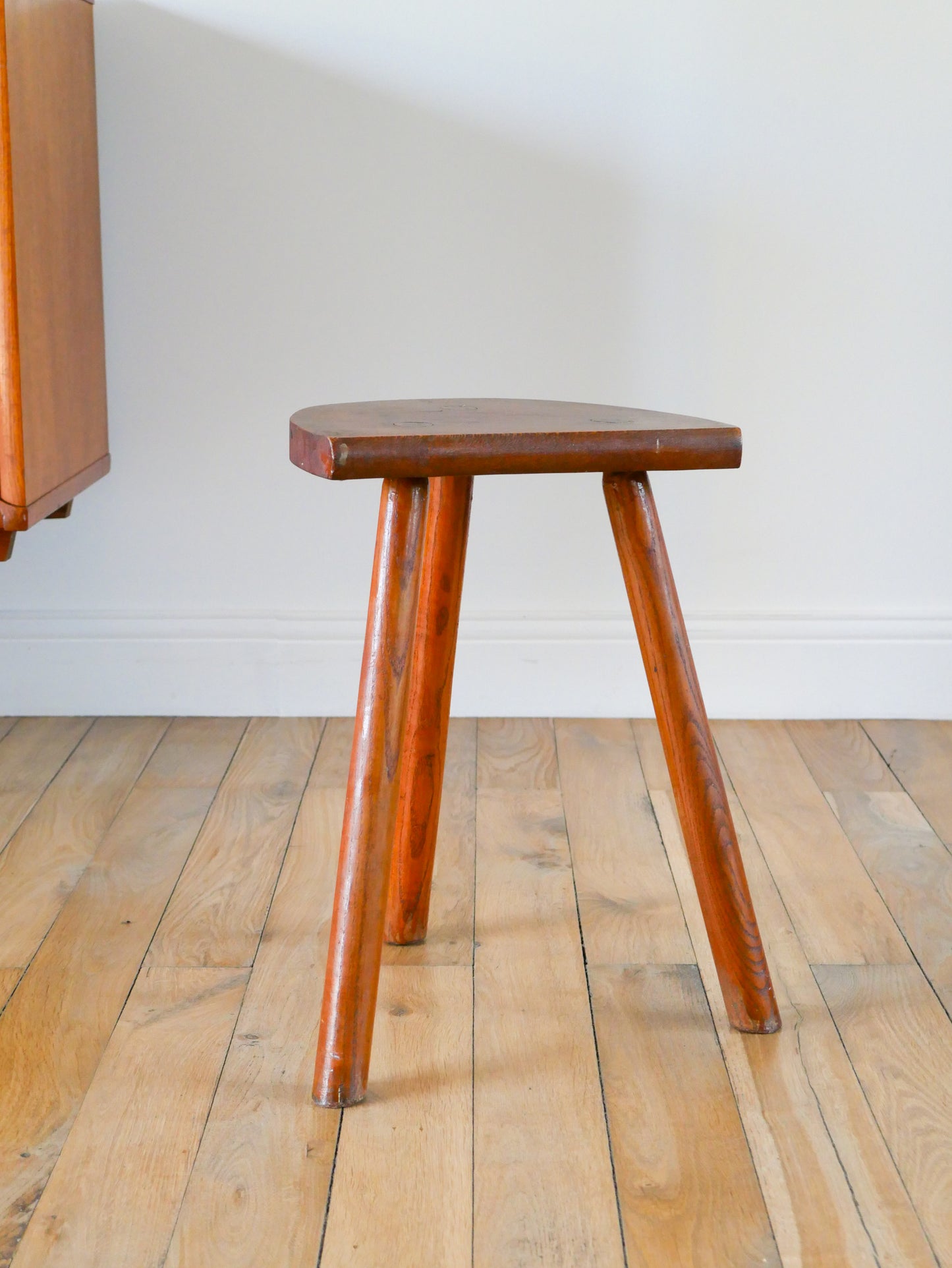 Tabouret tripode demi-lune en bois, Brutaliste, 1950