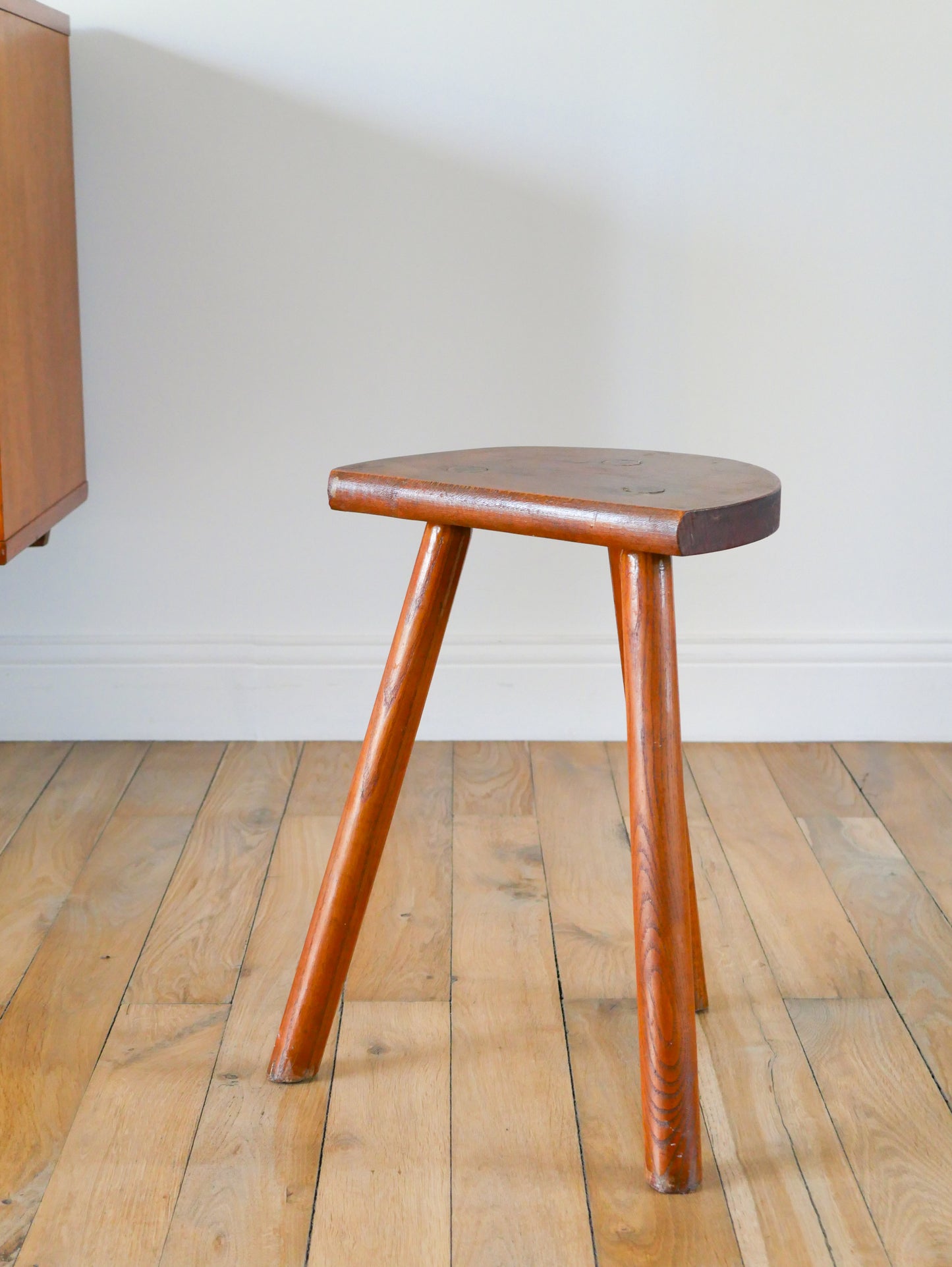 Tabouret tripode demi-lune en bois, Brutaliste, 1950