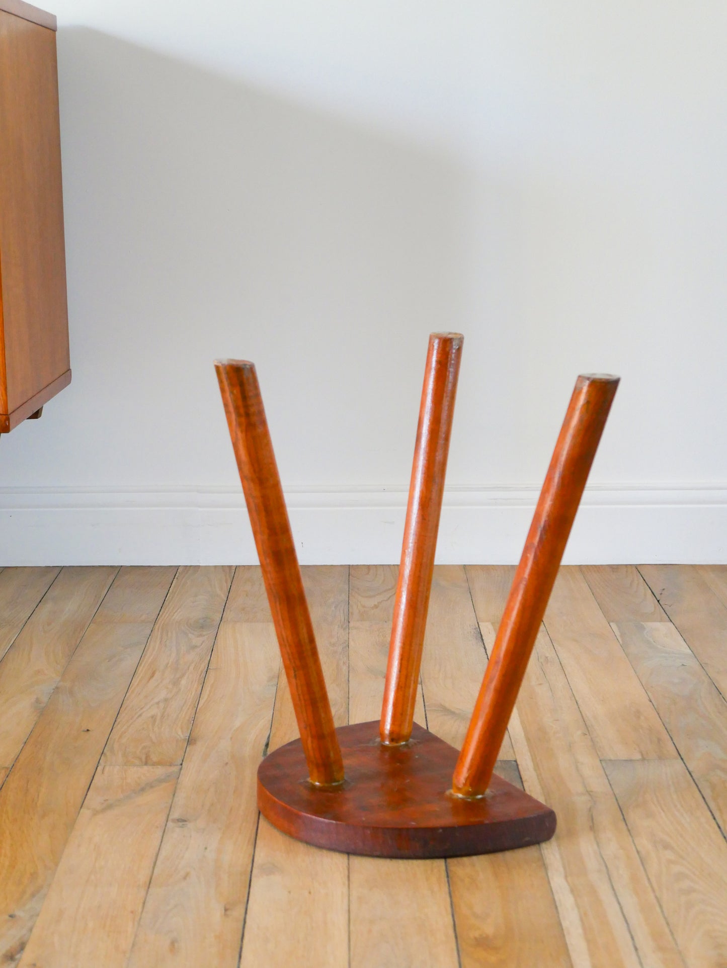 Tabouret tripode demi-lune en bois, Brutaliste, 1950