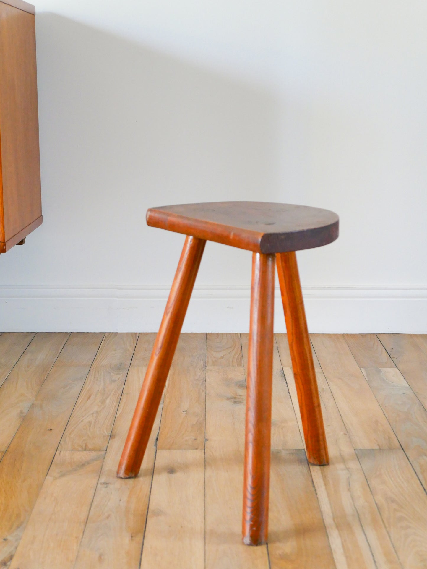 Tabouret tripode demi-lune en bois, Brutaliste, 1950