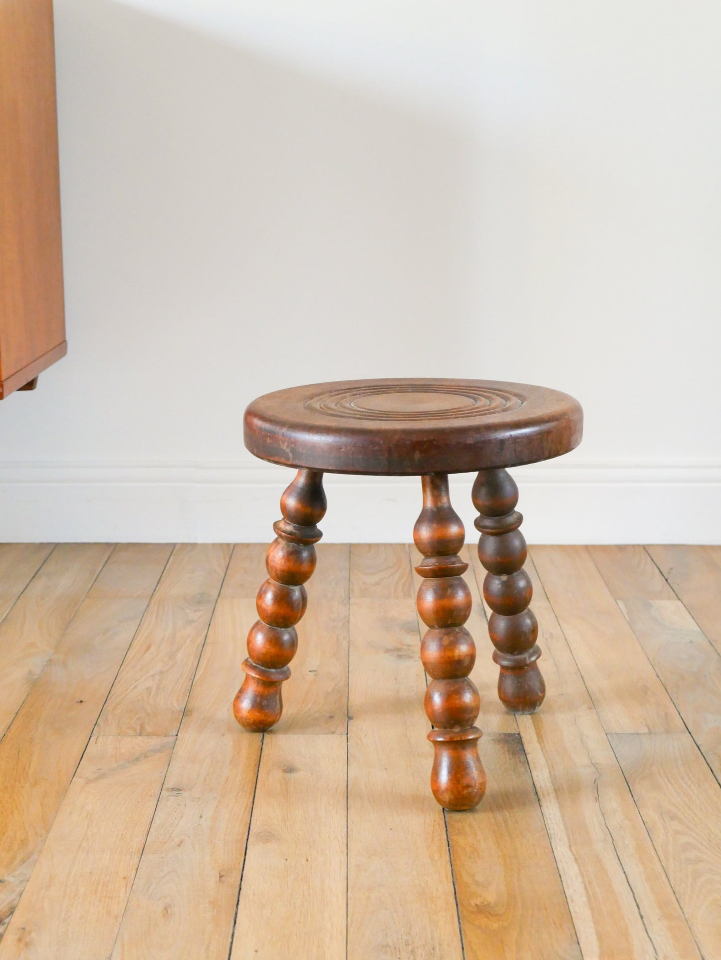 Tabouret tripode en bois bas, pieds en bois tourné, cercles, Brutaliste, 1950