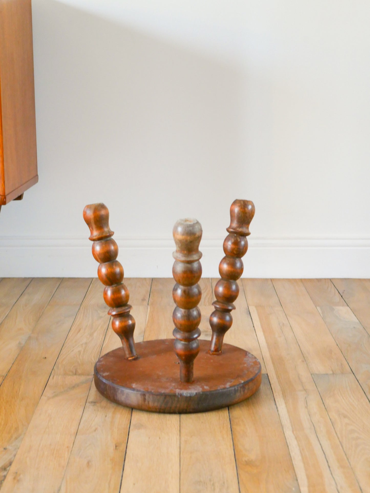 Tabouret tripode en bois bas, pieds en bois tourné, cercles, Brutaliste, 1950