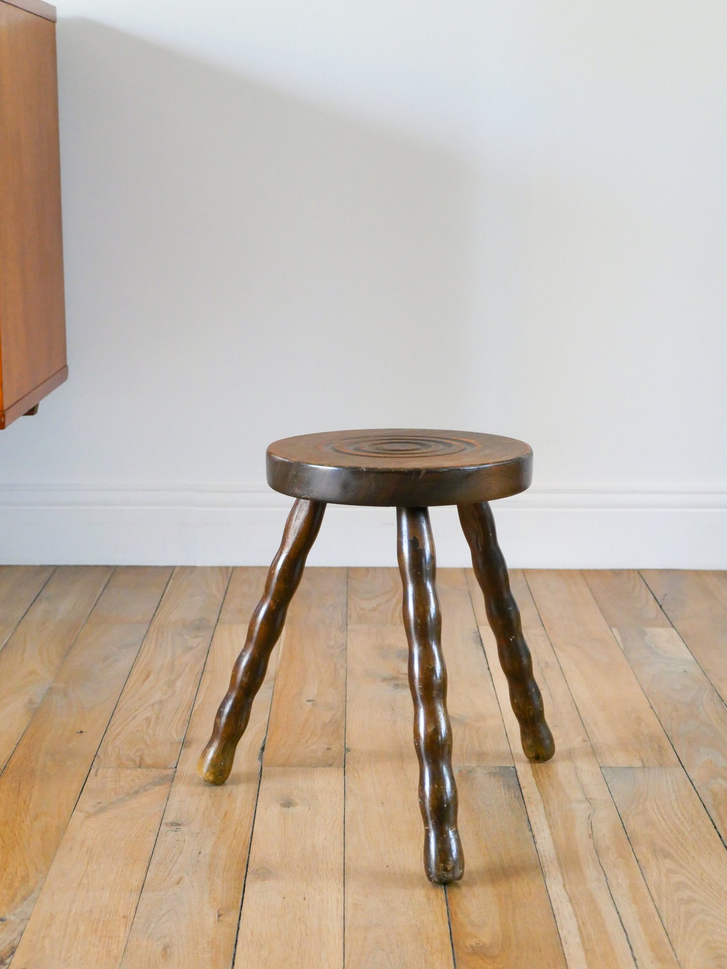 Tabouret tripode en bois, pieds en bois tourné, cercles, Brutaliste, 1950