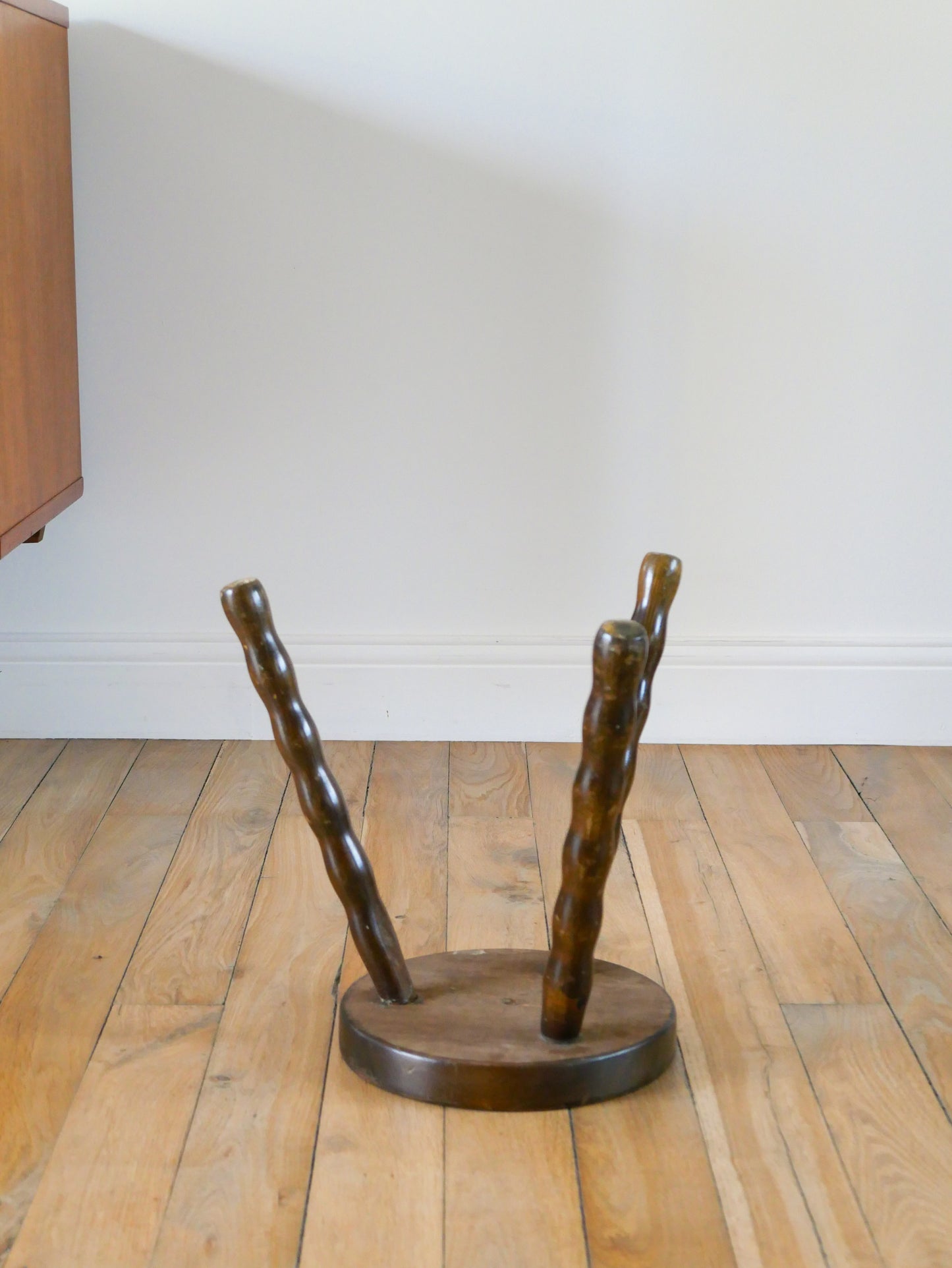 Tabouret tripode en bois, pieds en bois tourné, cercles, Brutaliste, 1950