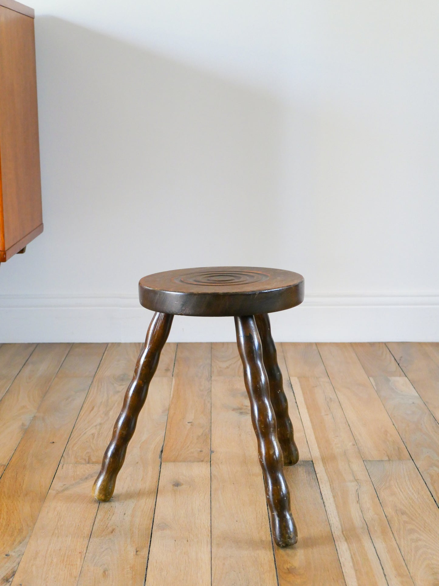 Tabouret tripode en bois, pieds en bois tourné, cercles, Brutaliste, 1950