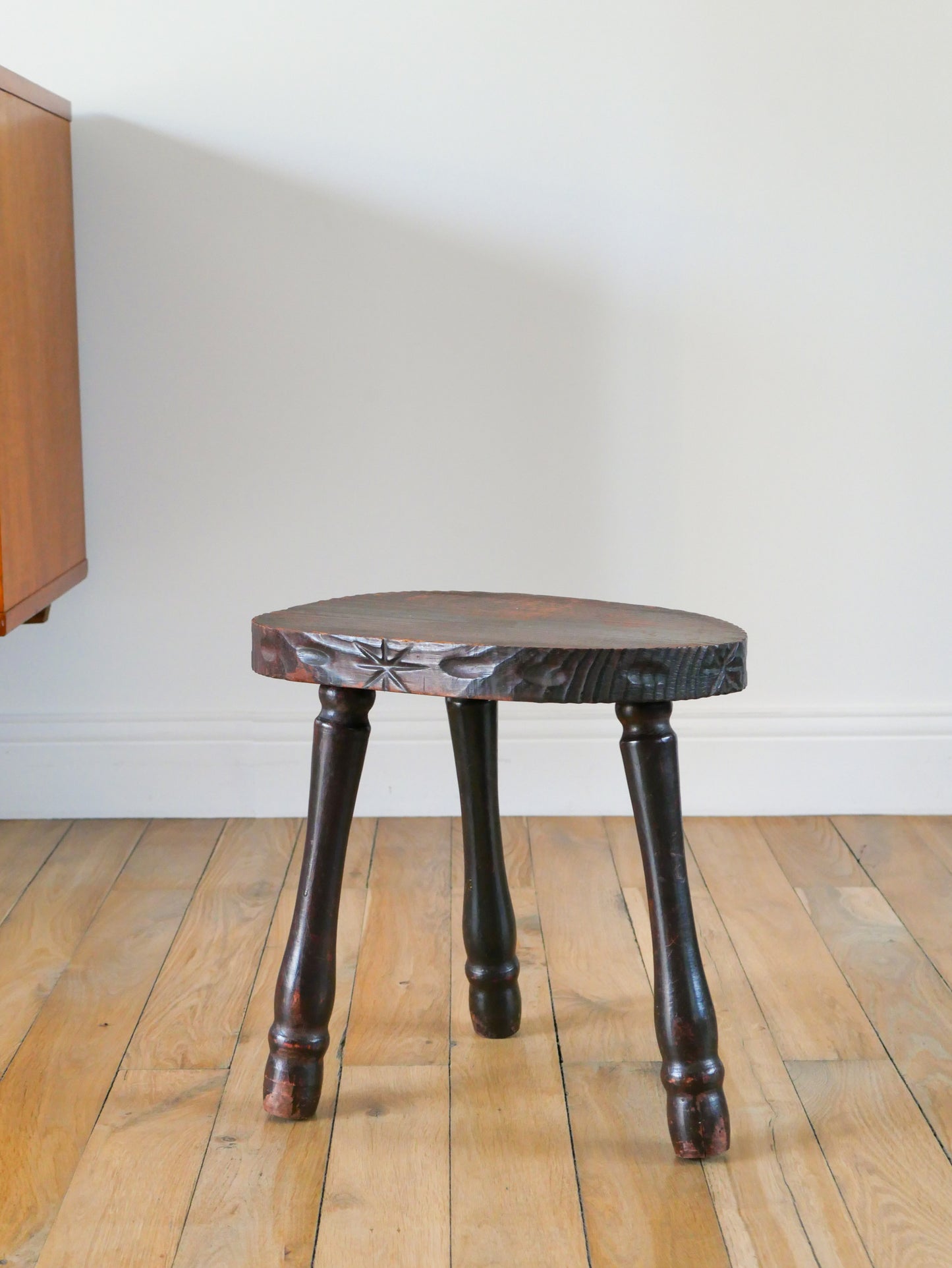 Tabouret tripode en bois, gravures étoiles, Brutaliste, 1950