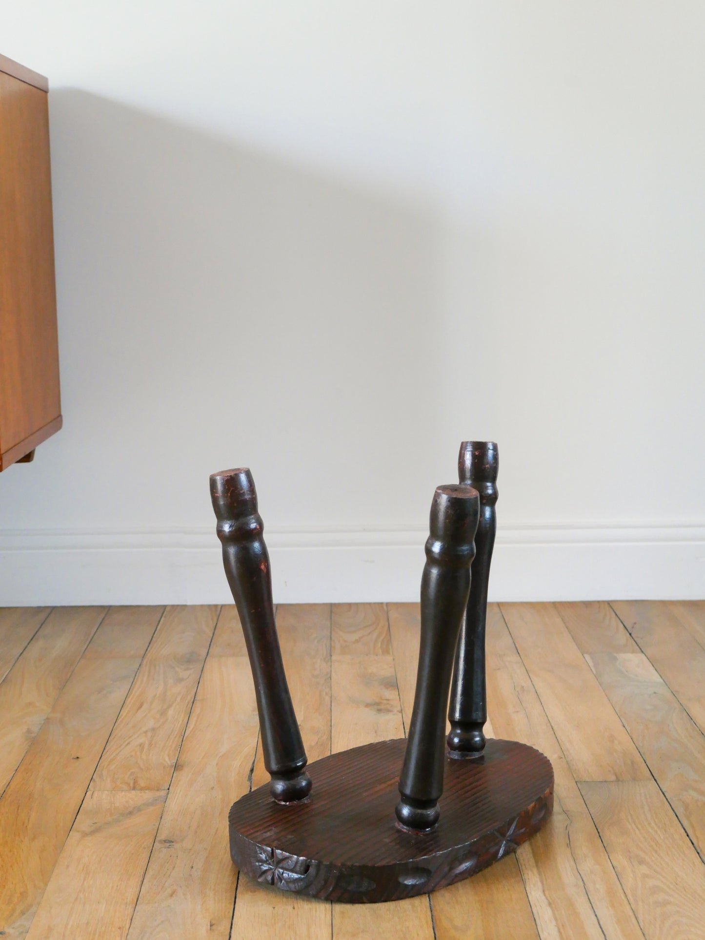 Tabouret tripode en bois, gravures étoiles, Brutaliste, 1950