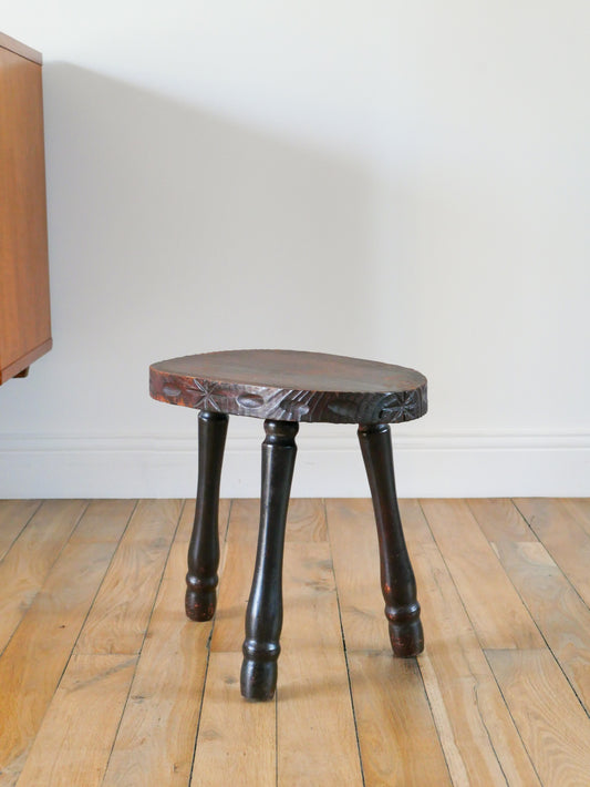 Tabouret tripode en bois, gravures étoiles, Brutaliste, 1950