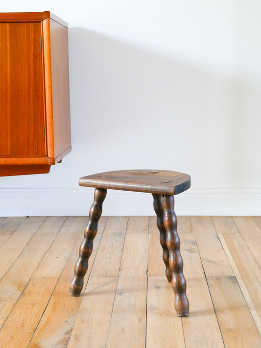 Tabouret tripode demi-lune en bois, pieds tournés, Brutaliste, 1950 - 28 X 30 X 18 cm