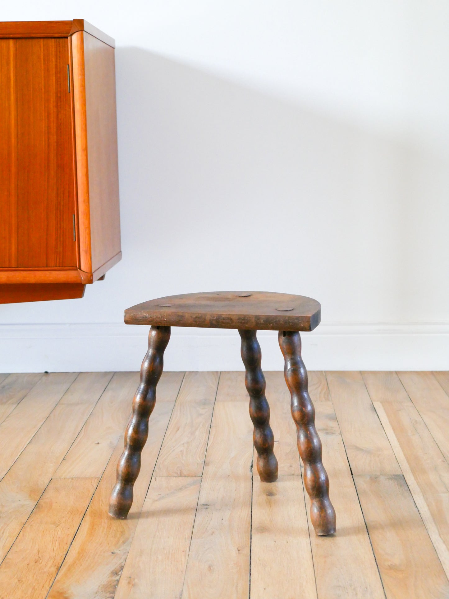 Tabouret tripode demi-lune en bois, pieds tournés, Brutaliste, 1950 - 28 X 30 X 18 cm