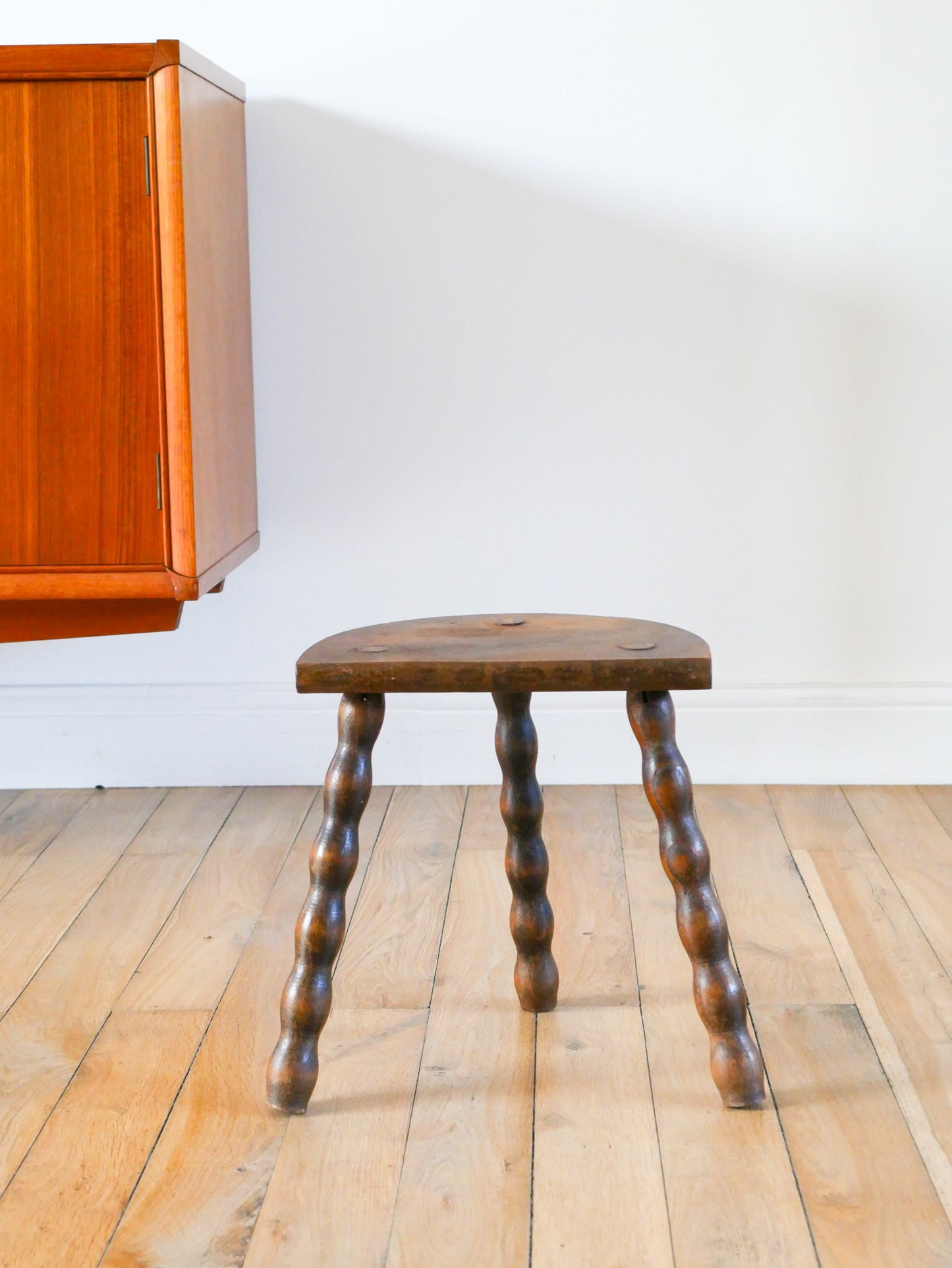 Tabouret tripode demi-lune en bois, pieds tournés, Brutaliste, 1950 - 28 X 30 X 18 cm