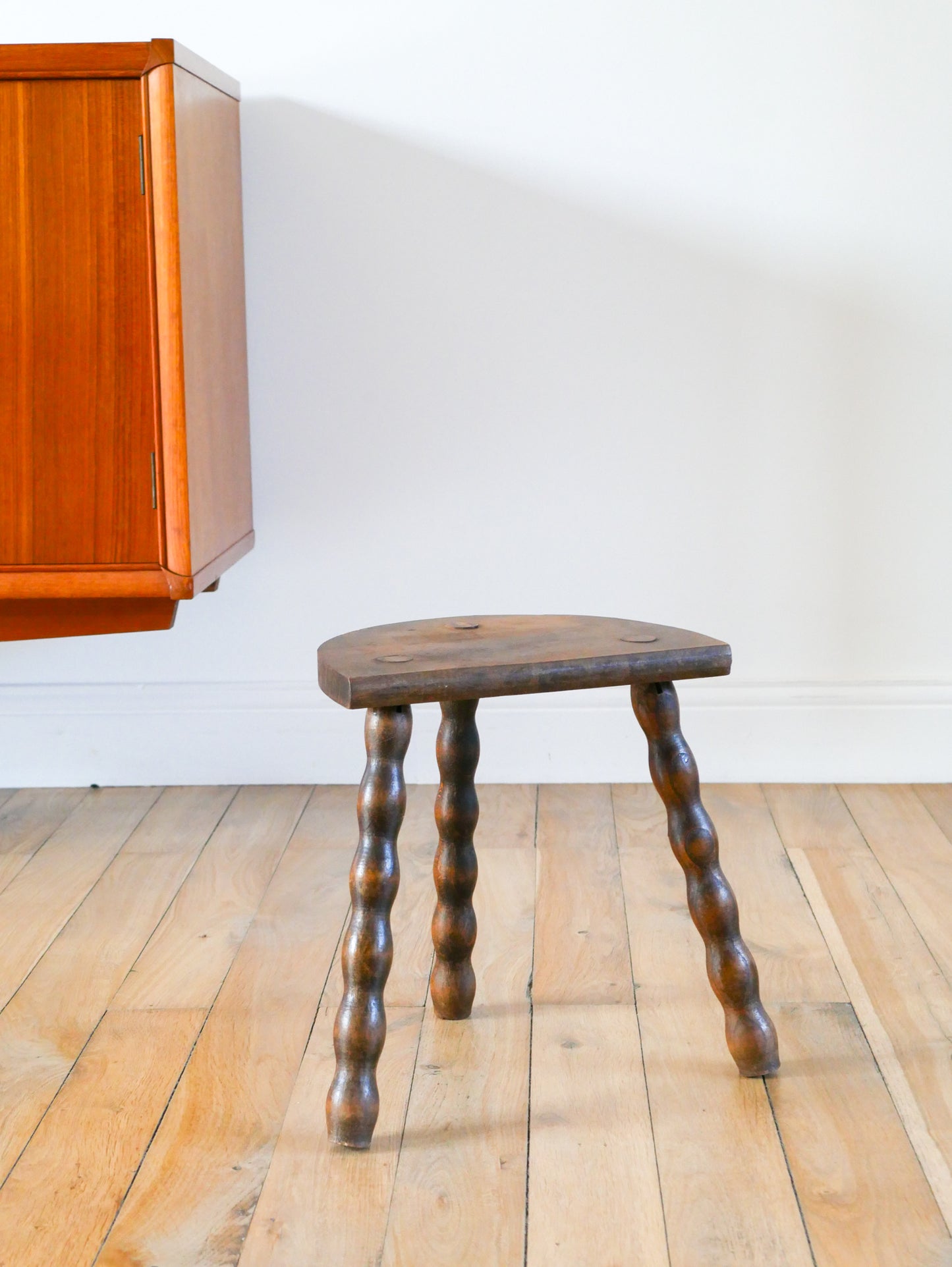 Tabouret tripode demi-lune en bois, pieds tournés, Brutaliste, 1950 - 28 X 30 X 18 cm