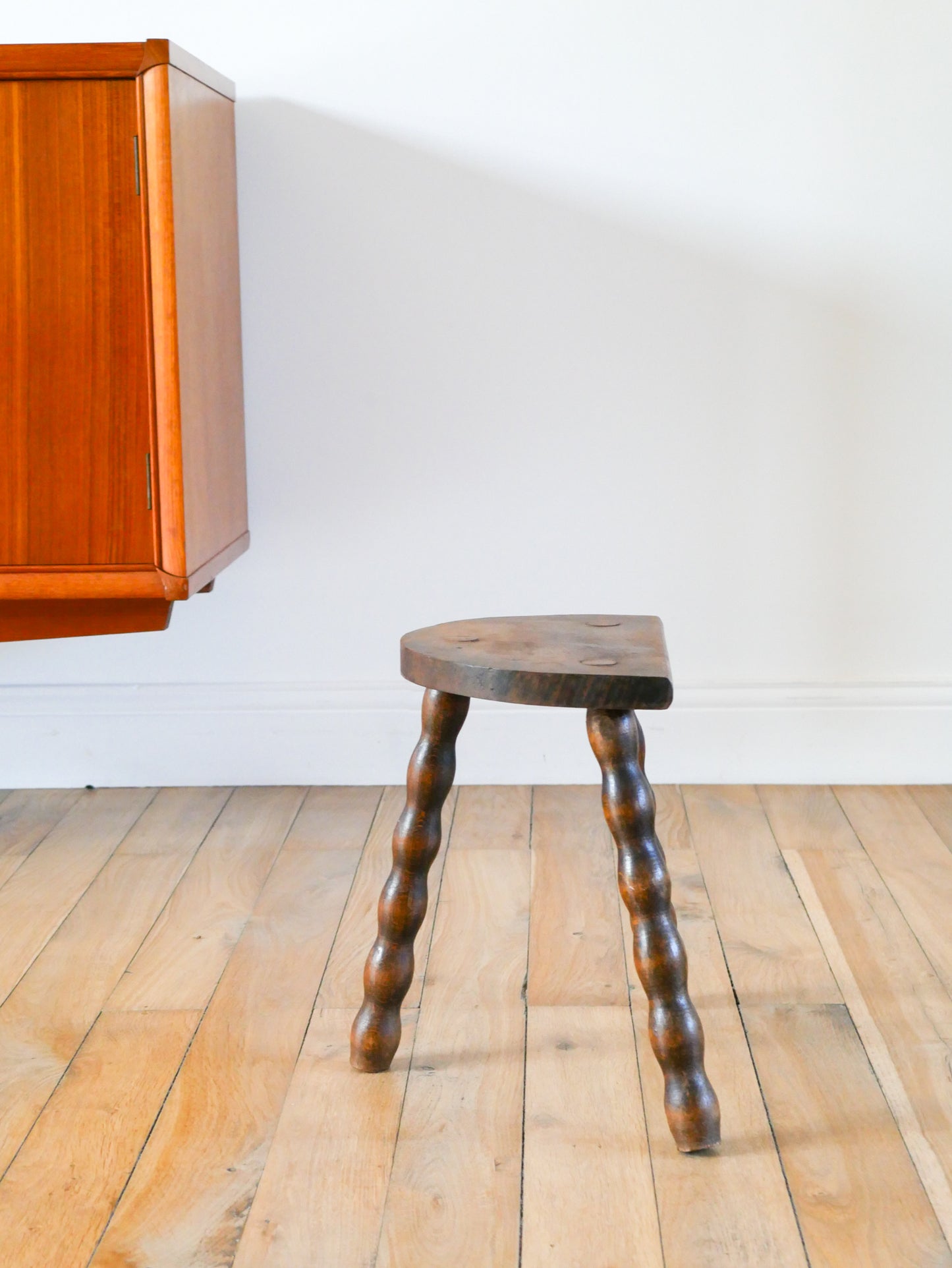 Tabouret tripode demi-lune en bois, pieds tournés, Brutaliste, 1950 - 28 X 30 X 18 cm