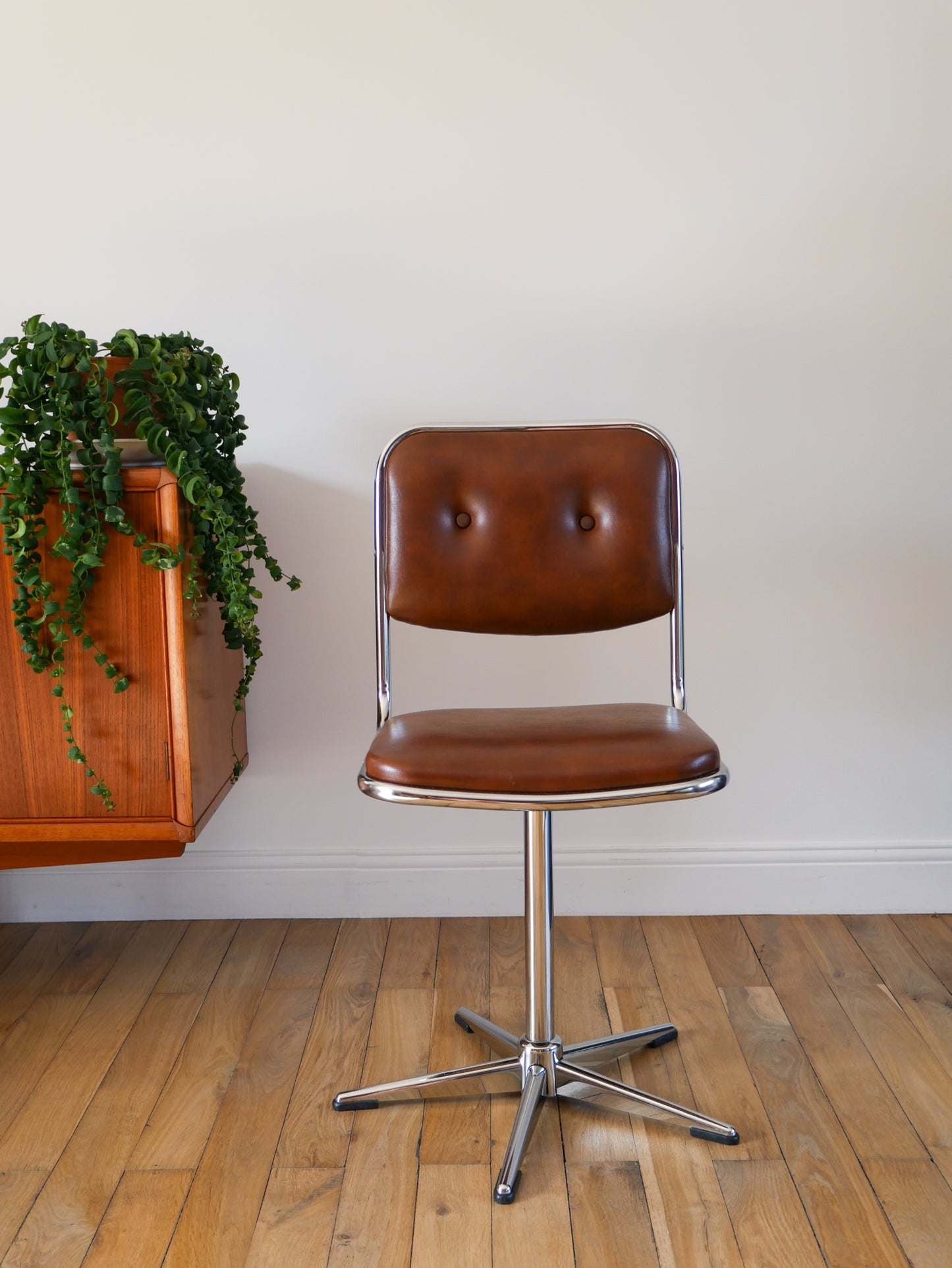 Paire de chaises pivoantes de bureau en chrome et skaï, Marron, Design, 1970