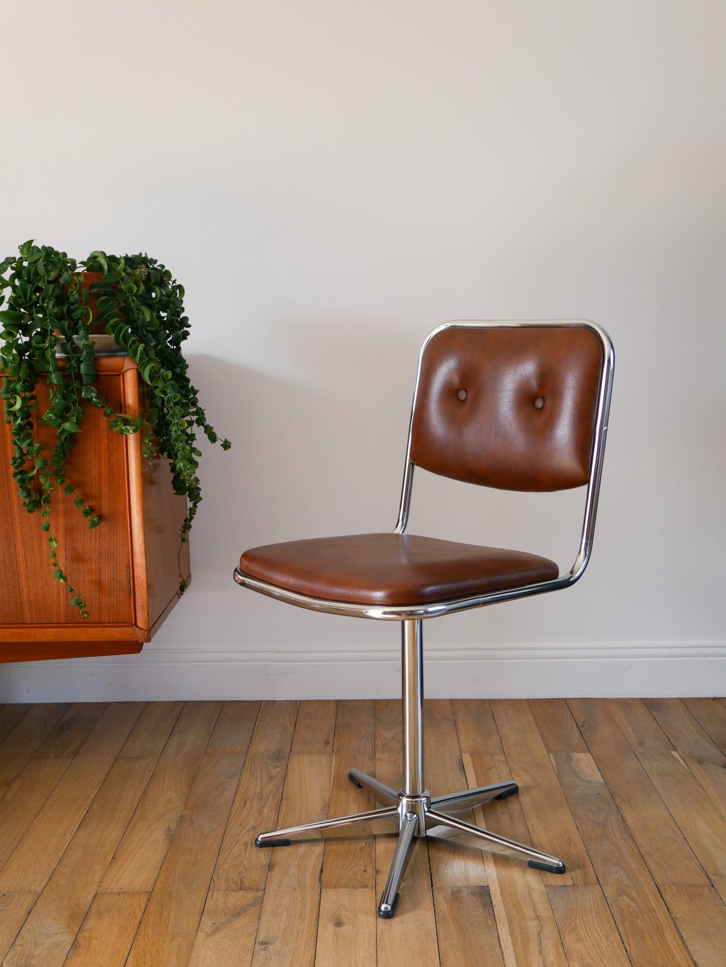 Paire de chaises pivoantes de bureau en chrome et skaï, Marron, Design, 1970